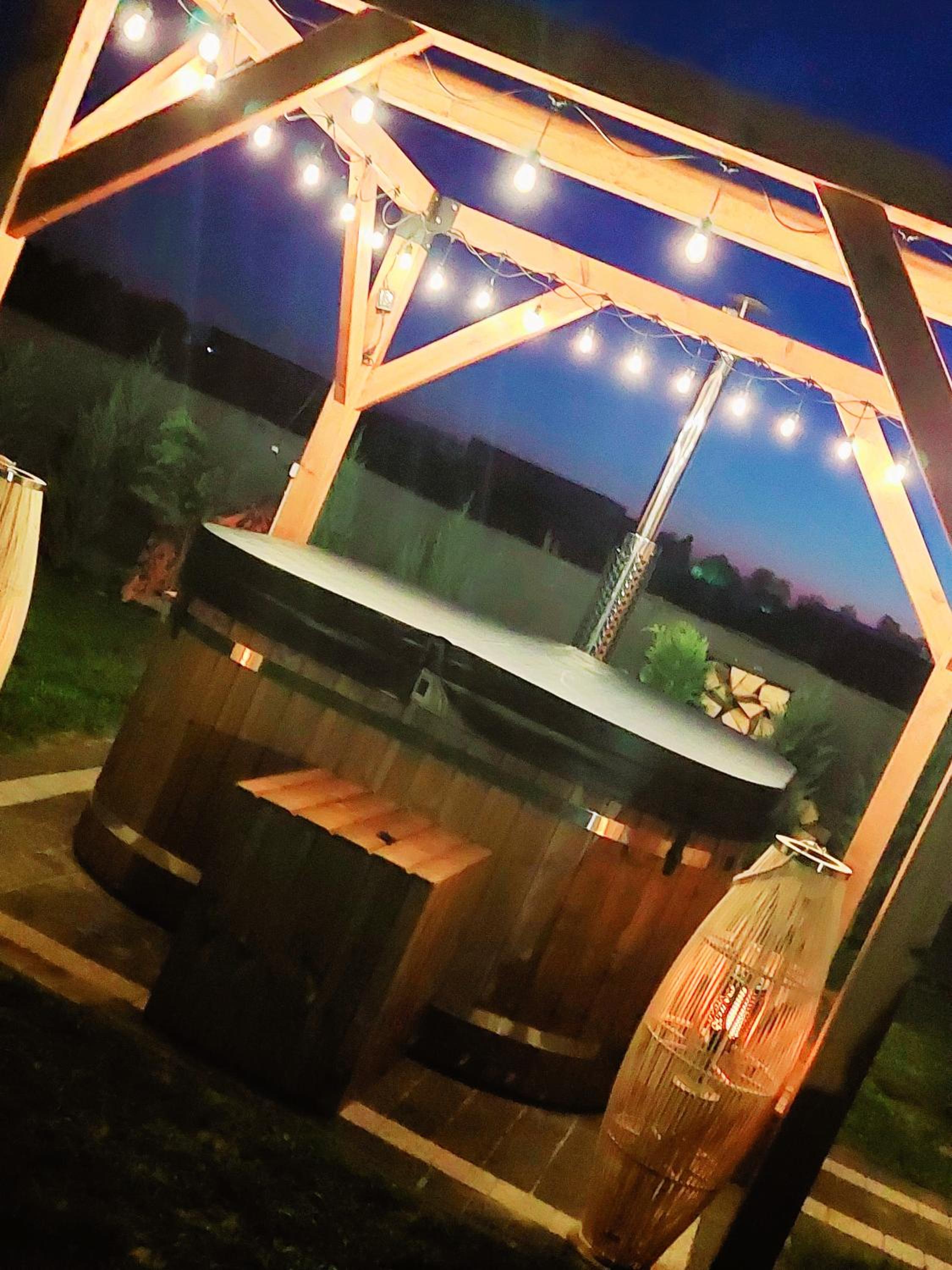 Domek NIVA z Jacuzzi i Widokiem na Zalew