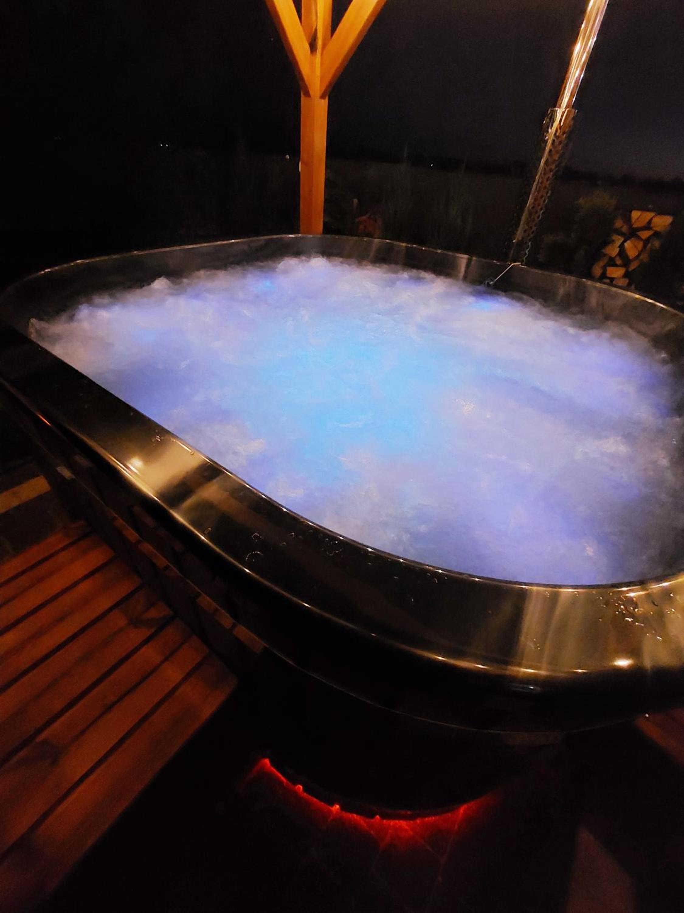 Domek NIVA z Jacuzzi i Widokiem na Zalew