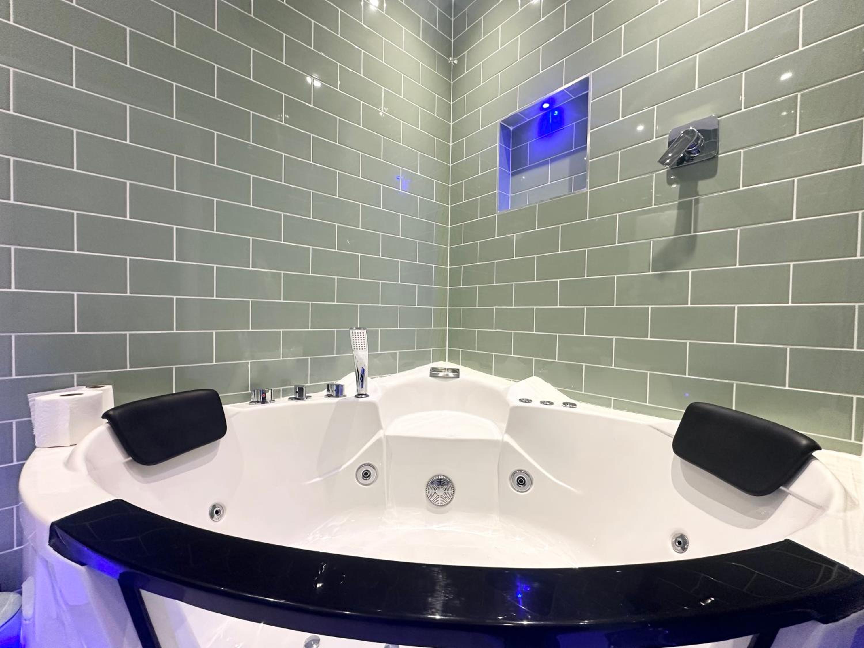 The Board Games Apartments - Brought to you by Coastline Retreats - Themed town centre apartments ALL WITH LUXURY 2 PERSON JACUZZI BATHS - 5 mins walk to t