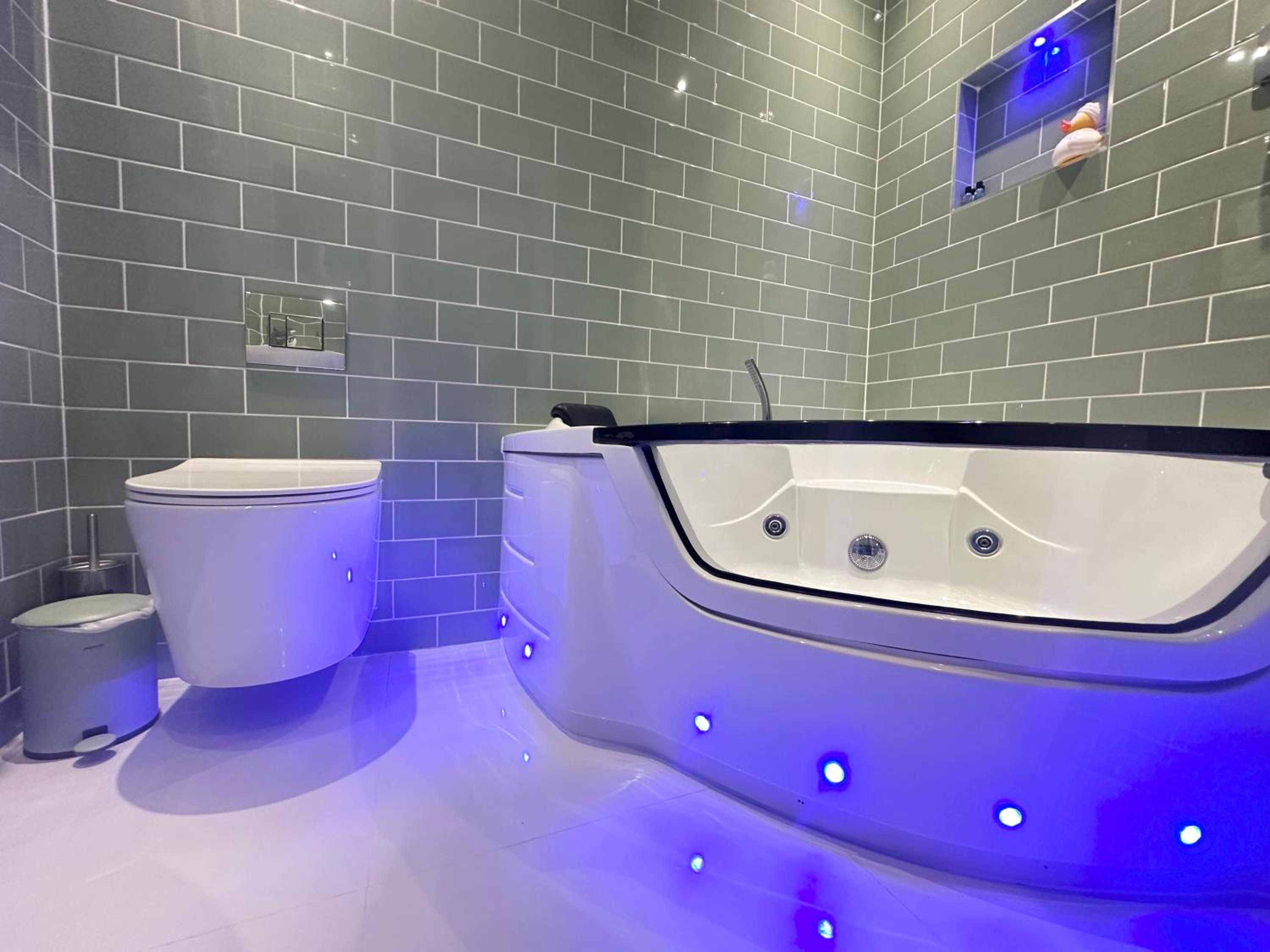 The Board Games Apartments - Brought to you by Coastline Retreats - Themed town centre apartments ALL WITH LUXURY 2 PERSON JACUZZI BATHS - 5 mins walk to t
