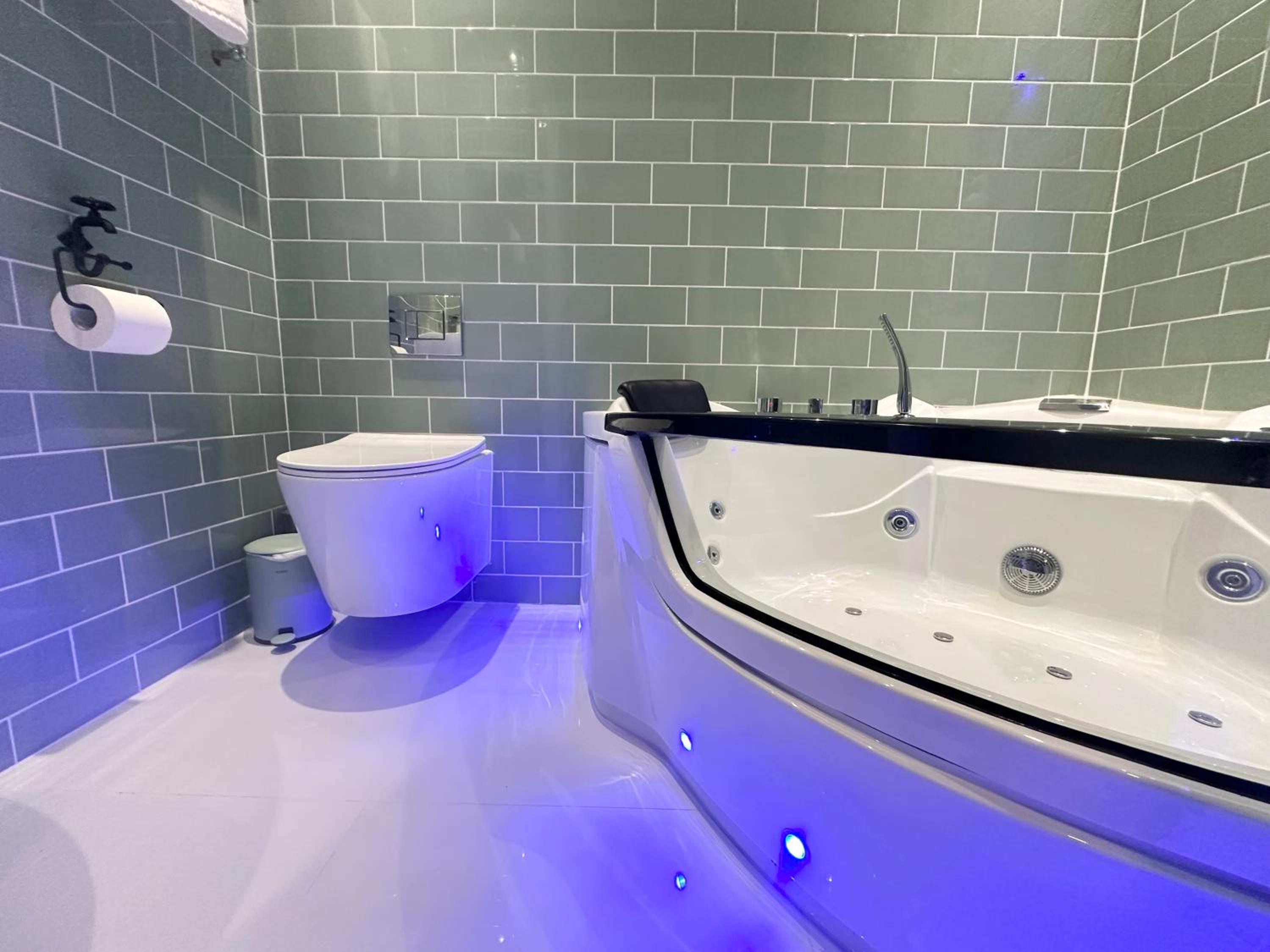 The Board Games Apartments - Brought to you by Coastline Retreats - Themed town centre apartments ALL WITH LUXURY 2 PERSON JACUZZI BATHS - 5 mins walk to t