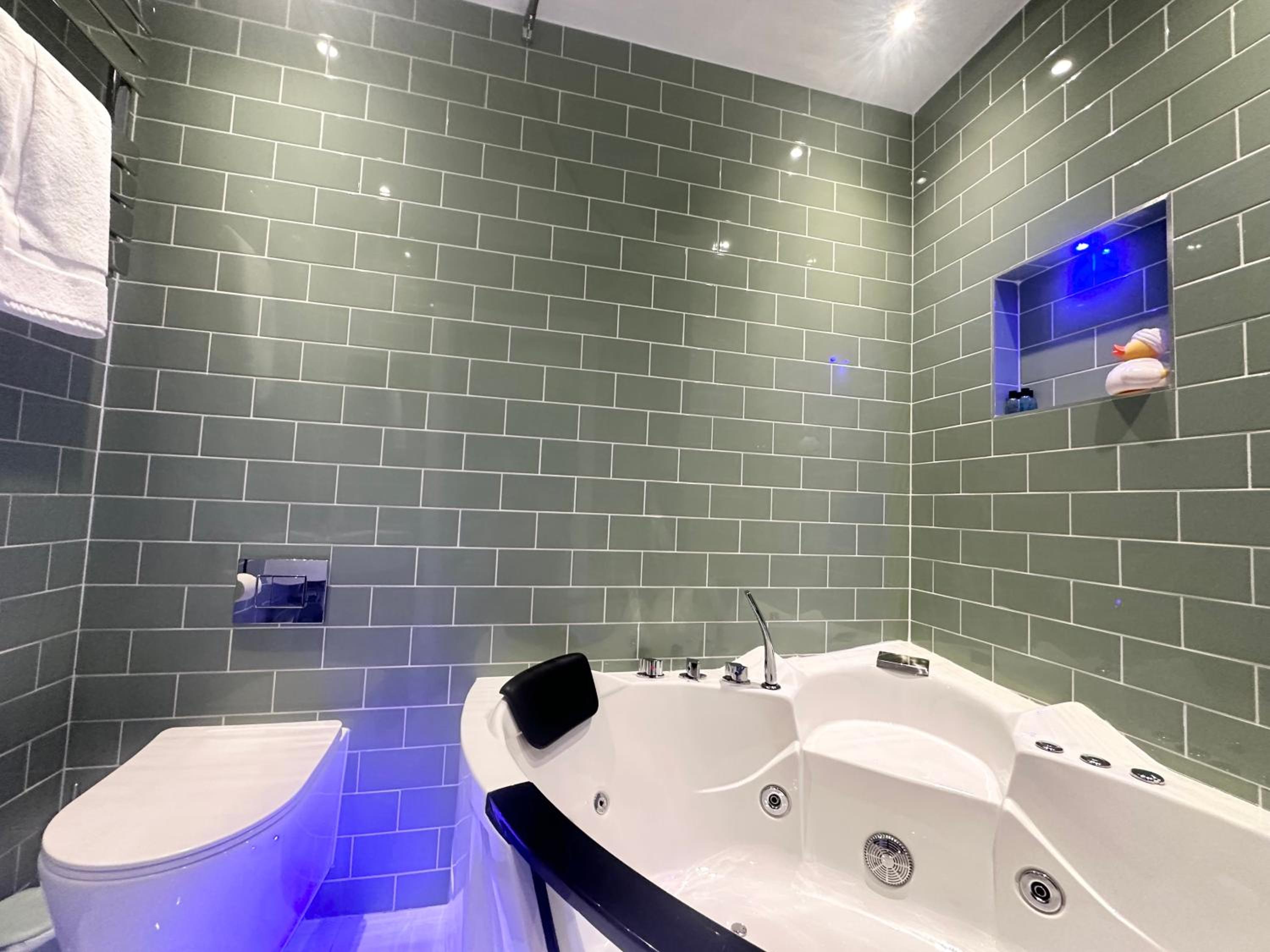 The Board Games Apartments - Brought to you by Coastline Retreats - Themed town centre apartments ALL WITH LUXURY 2 PERSON JACUZZI BATHS - 5 mins walk to t