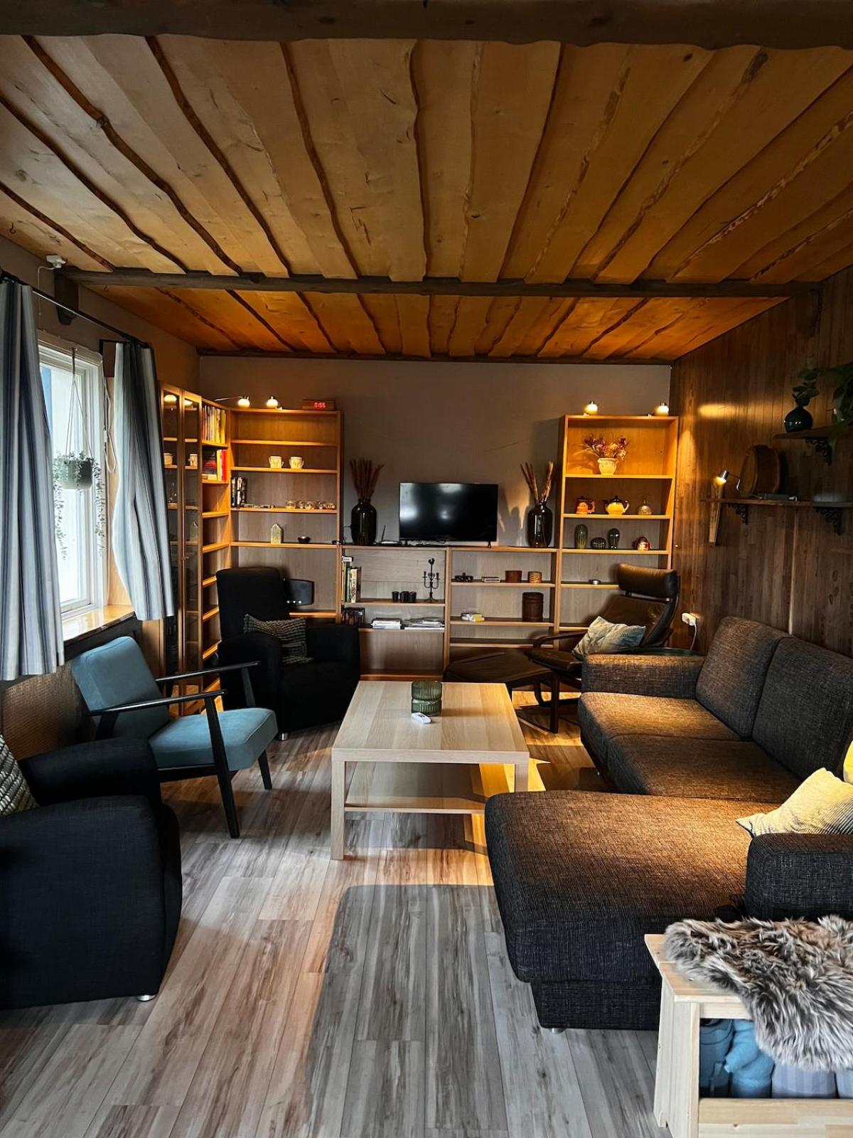 Hildas Hus with river view and spa