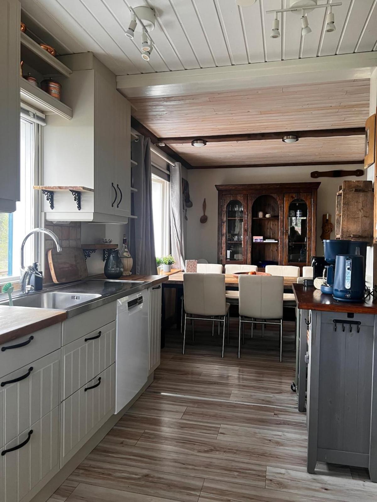 Hildas Hus with river view and spa