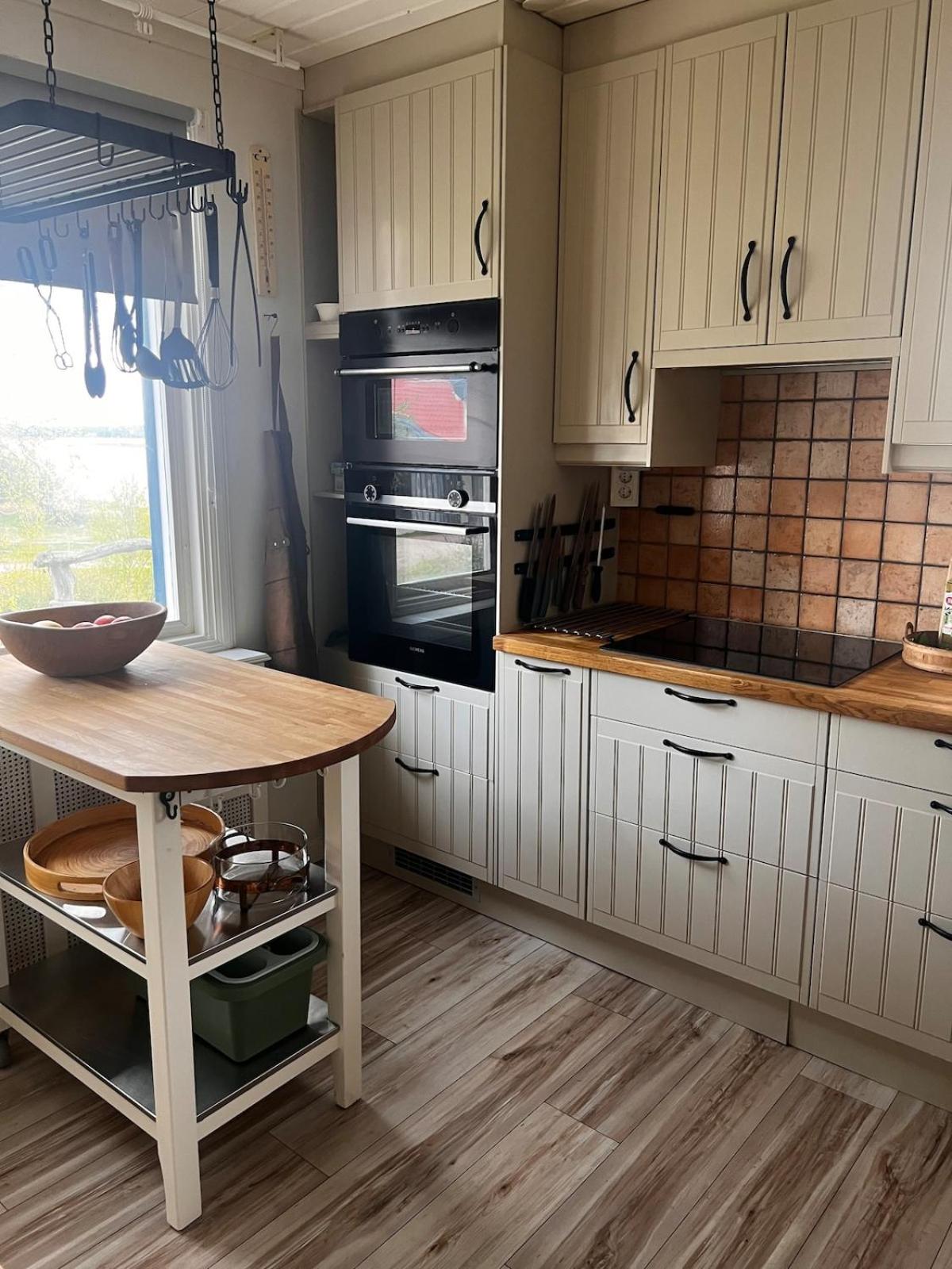 Hildas Hus with river view and spa