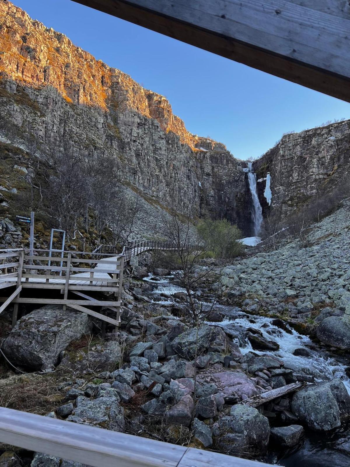 Hildas Hus with river view and spa