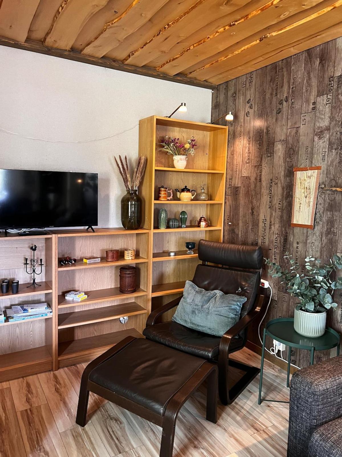 Hildas Hus with river view and spa