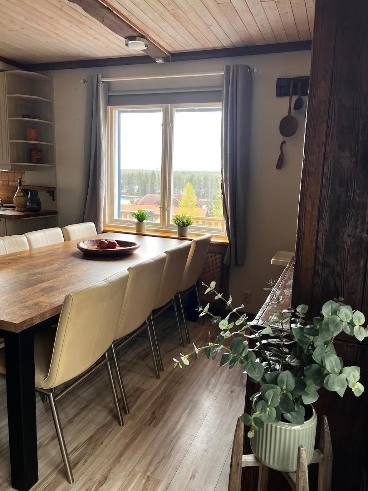 Hildas Hus with river view and spa