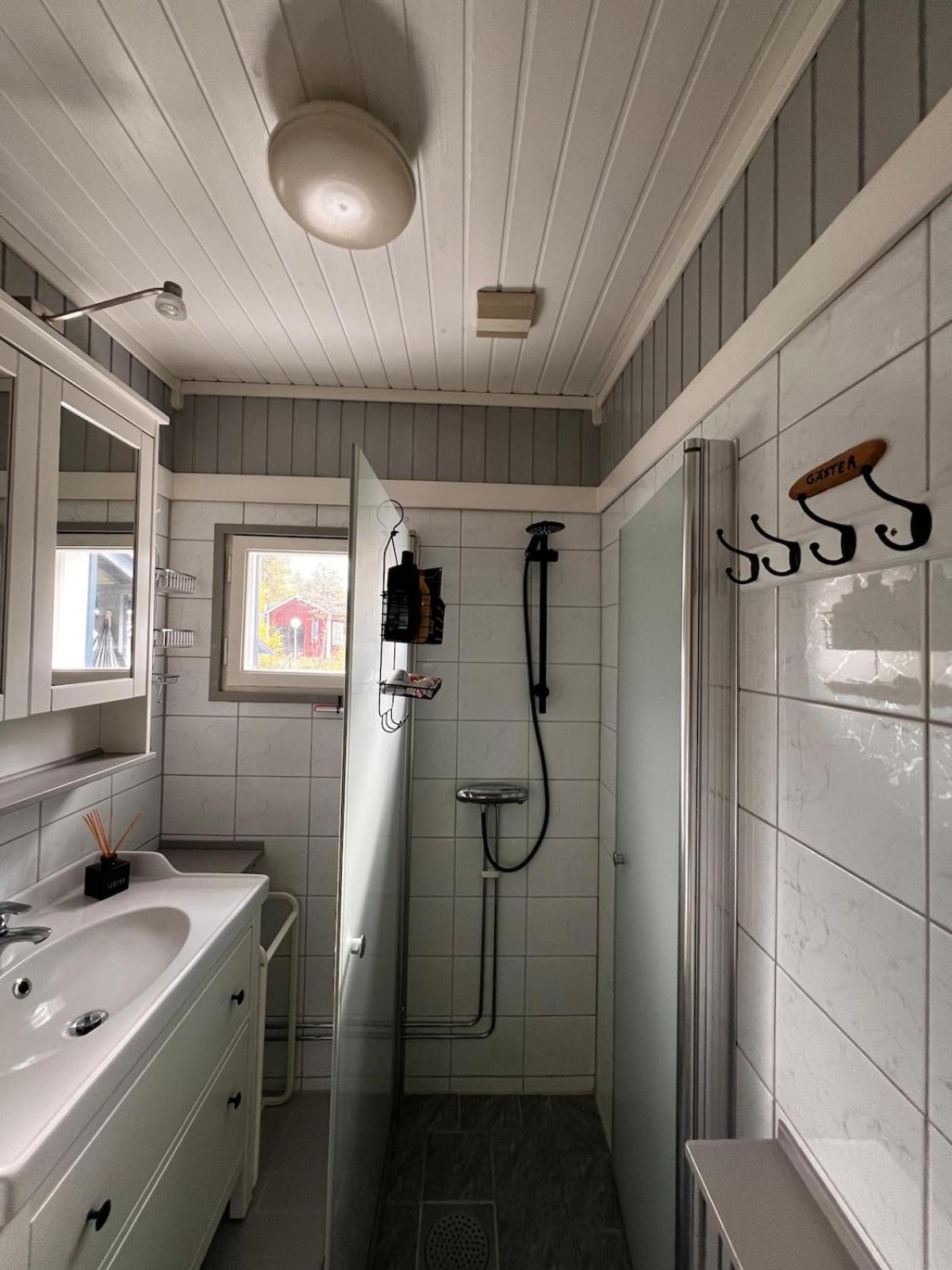 Hildas Hus with river view and spa