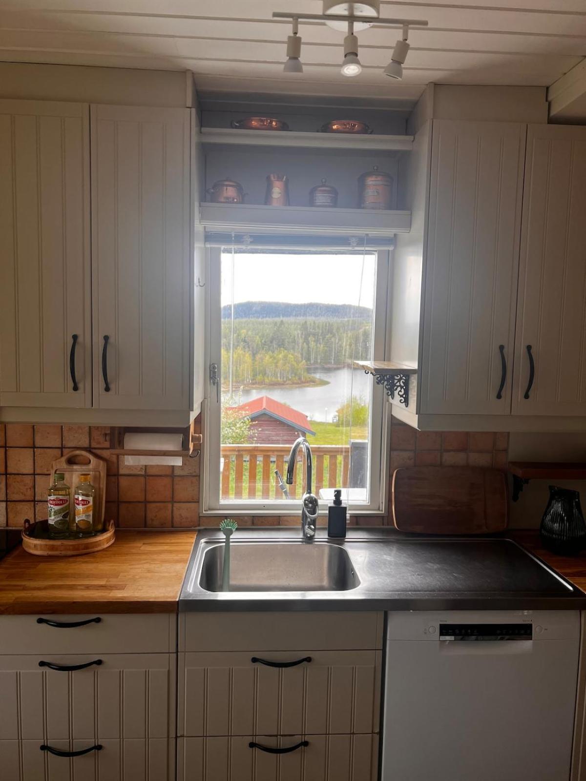 Hildas Hus with river view and spa