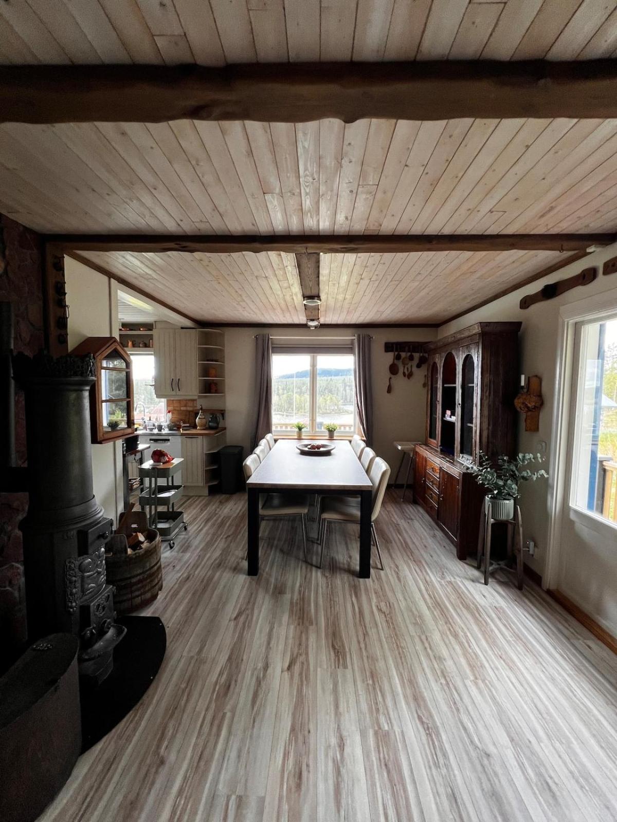 Hildas Hus with river view and spa