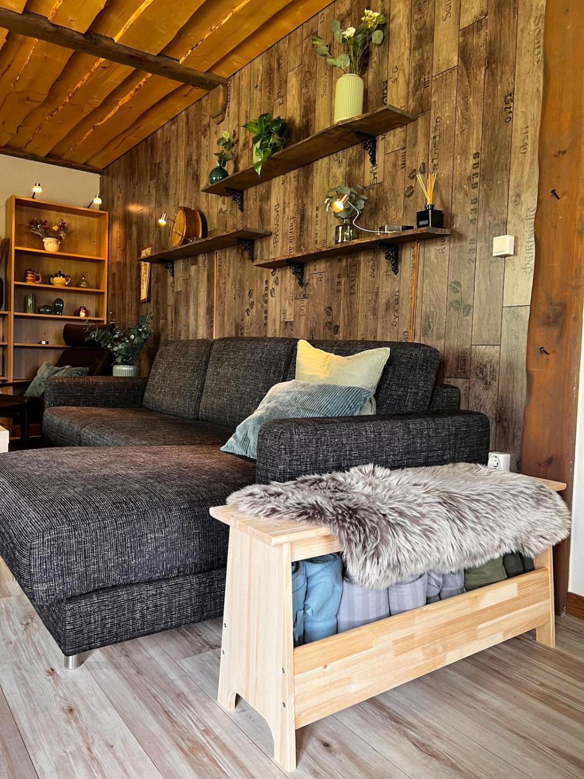 Hildas Hus with river view and spa