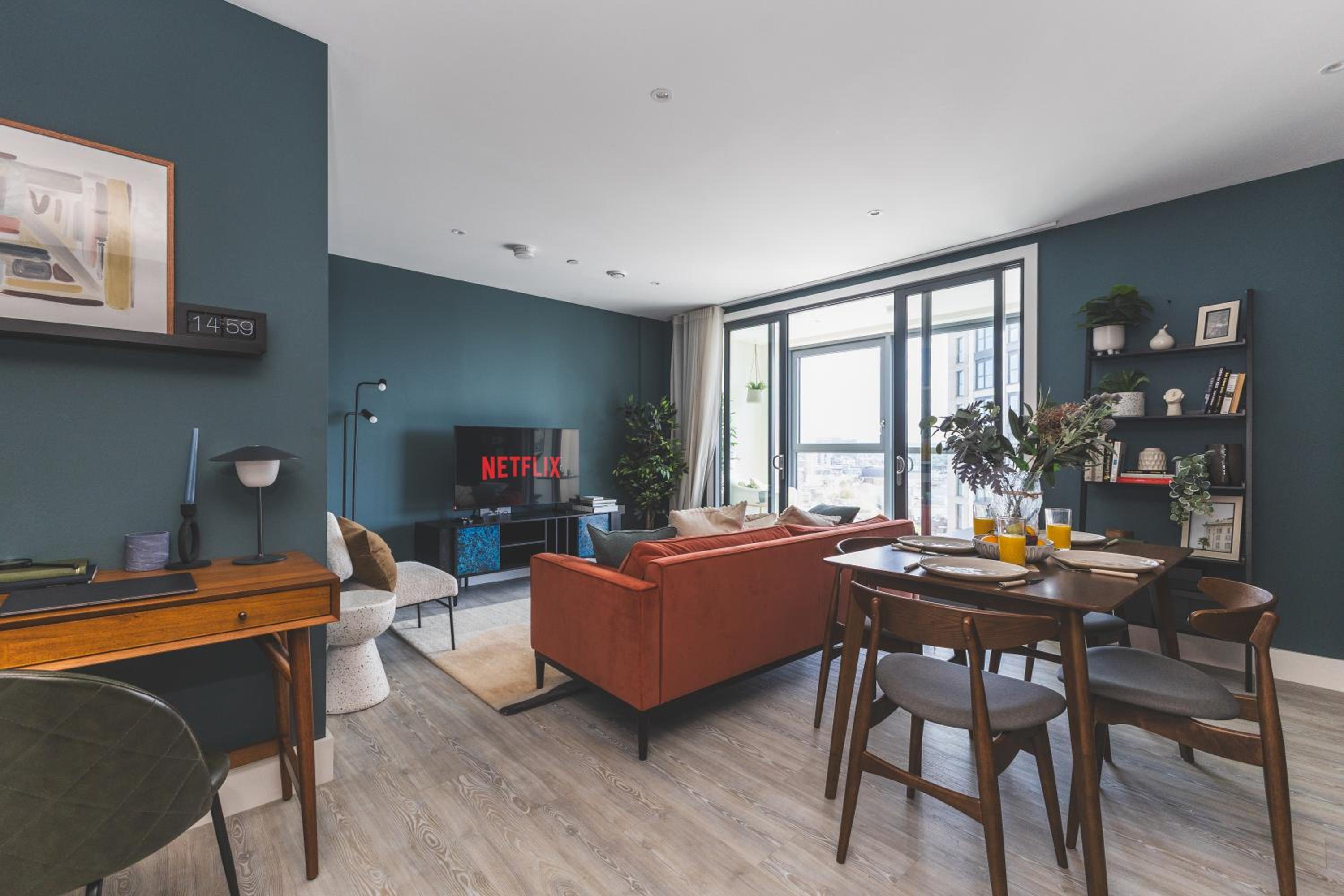 Stunning Premium 2 Bed Flat with Great Views - Rooftop on Top Floor