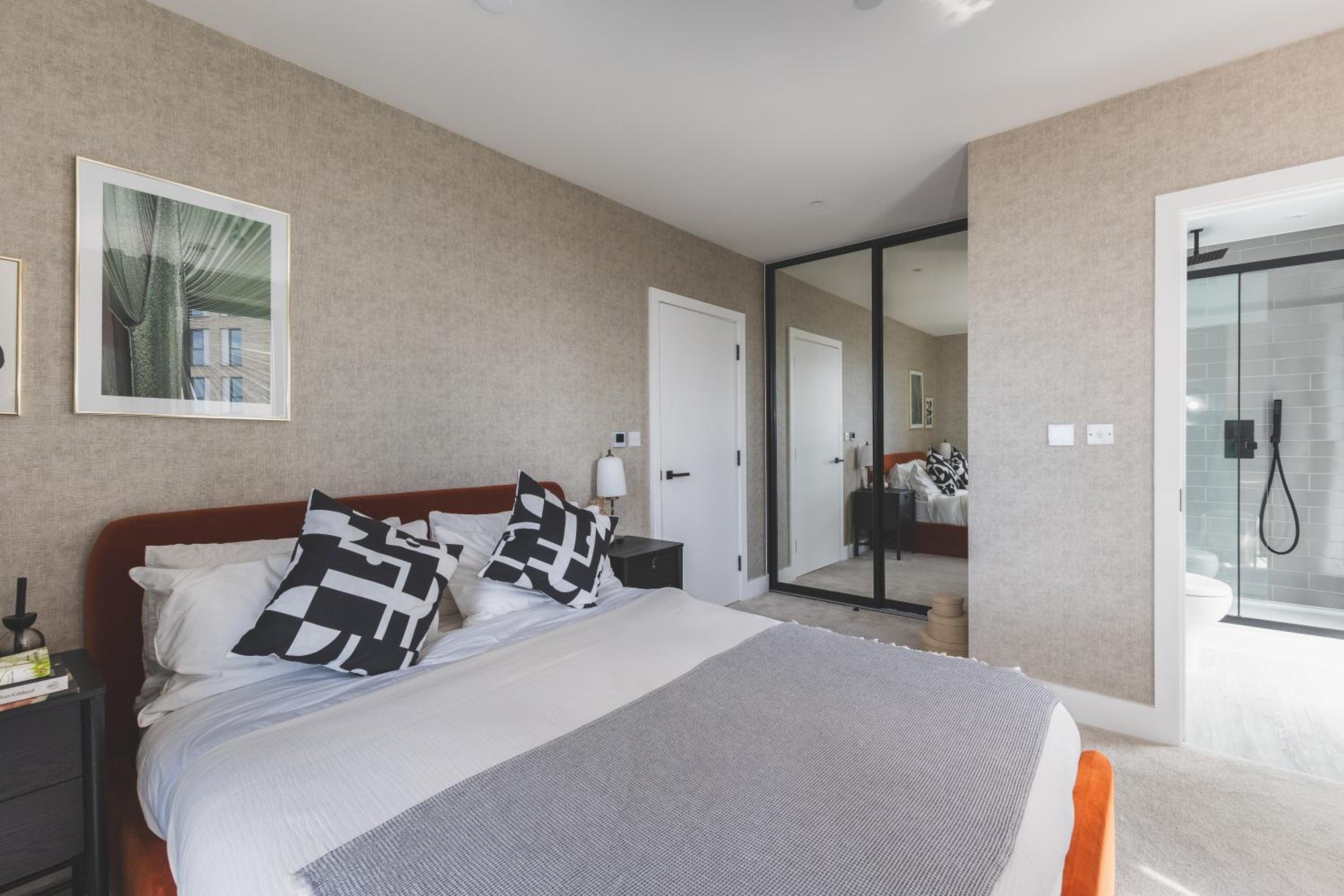 Stunning Premium 2 Bed Flat with Great Views - Rooftop on Top Floor