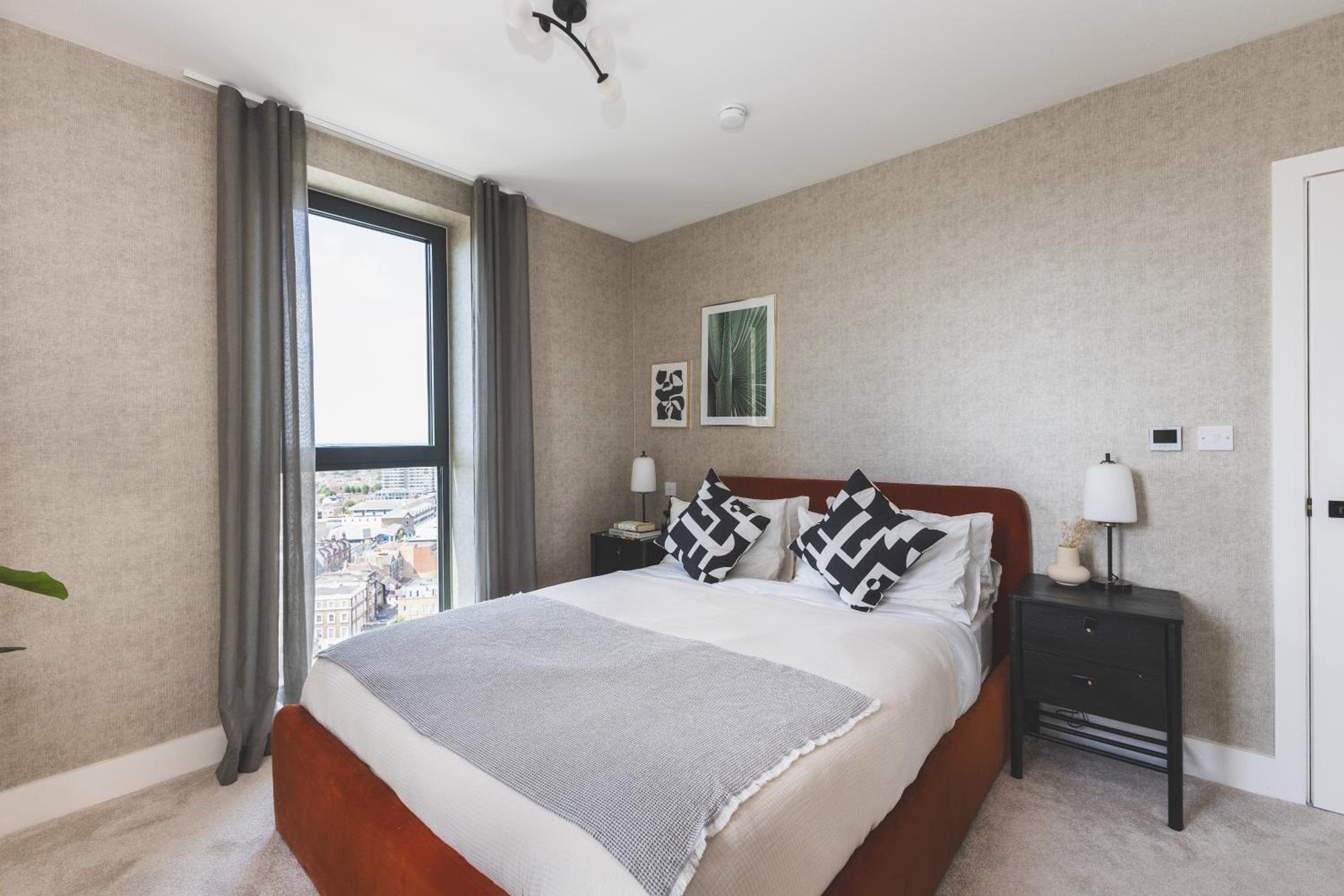 Stunning Premium 2 Bed Flat with Great Views - Rooftop on Top Floor
