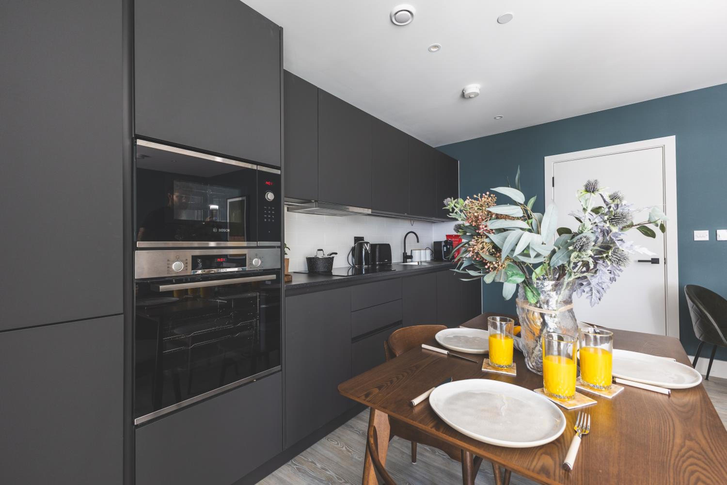 Stunning Premium 2 Bed Flat with Great Views - Rooftop on Top Floor