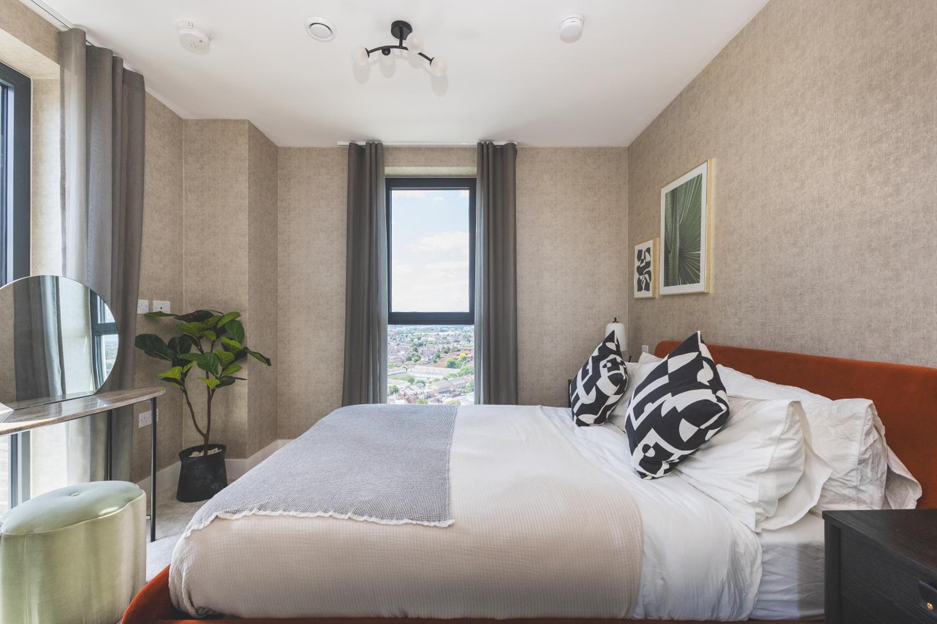 Stunning Premium 2 Bed Flat with Great Views - Rooftop on Top Floor