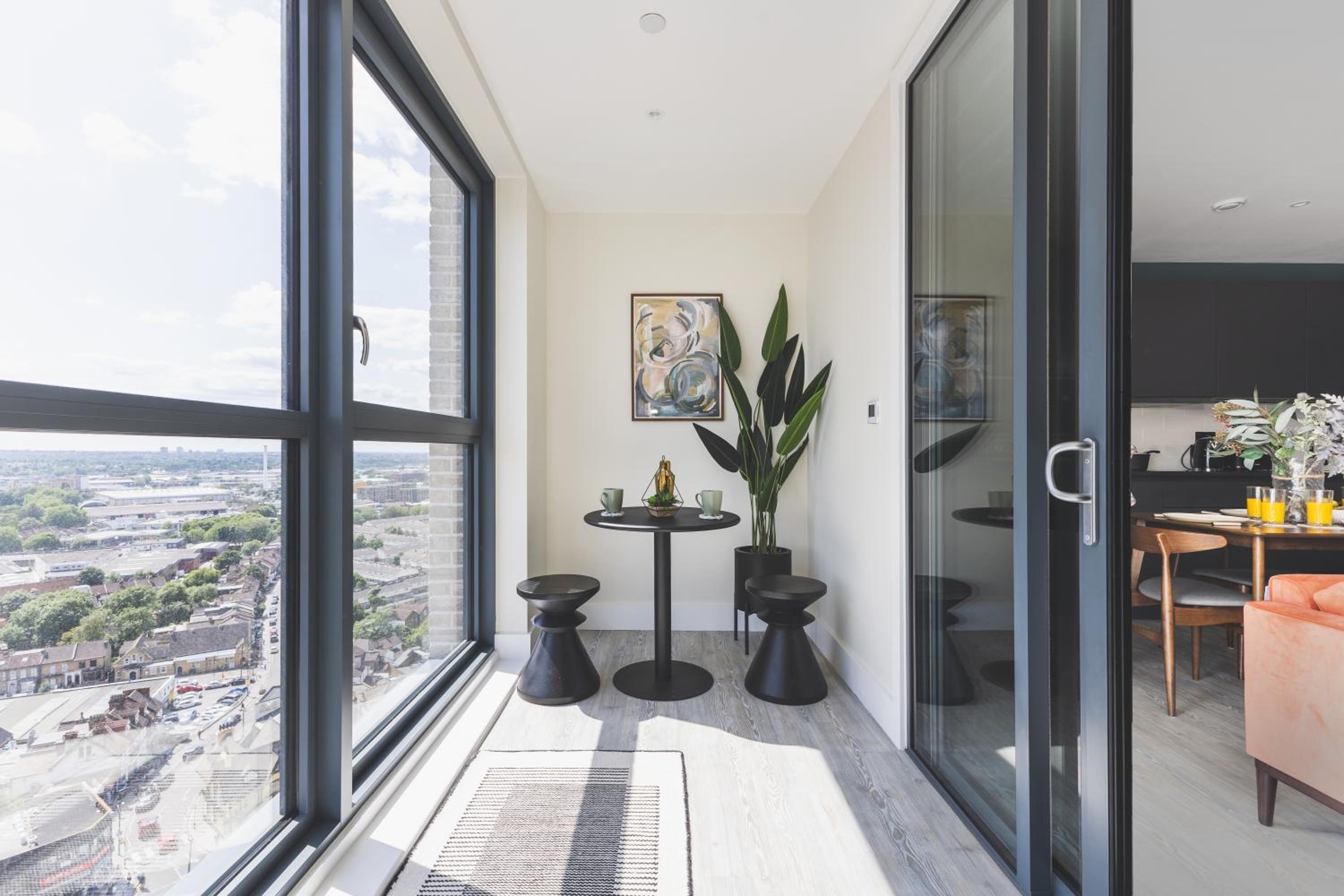 Stunning Premium 2 Bed Flat with Great Views - Rooftop on Top Floor