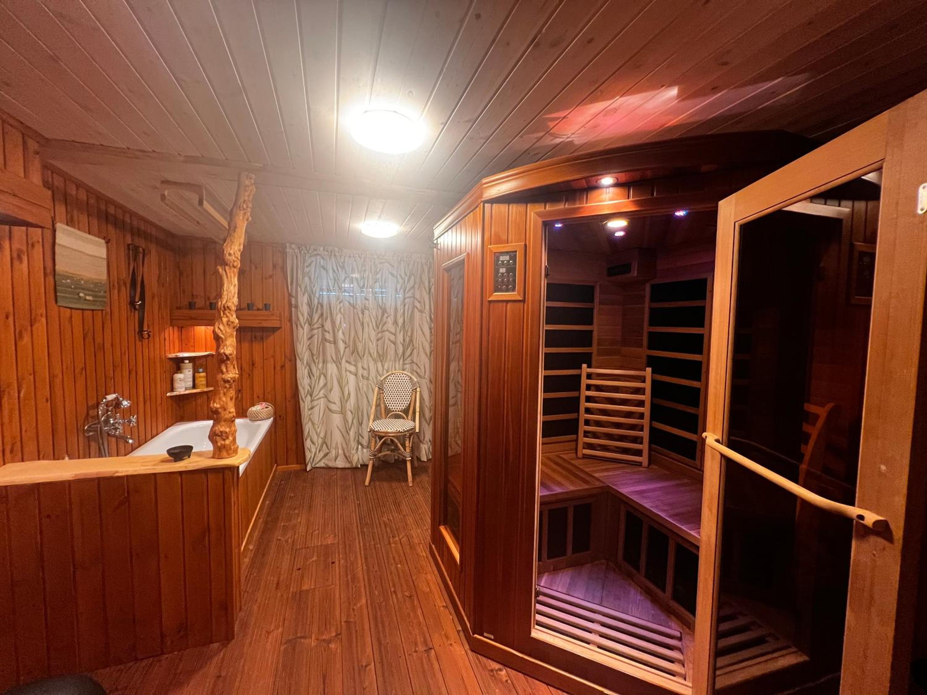 Hildas Hus with river view and spa