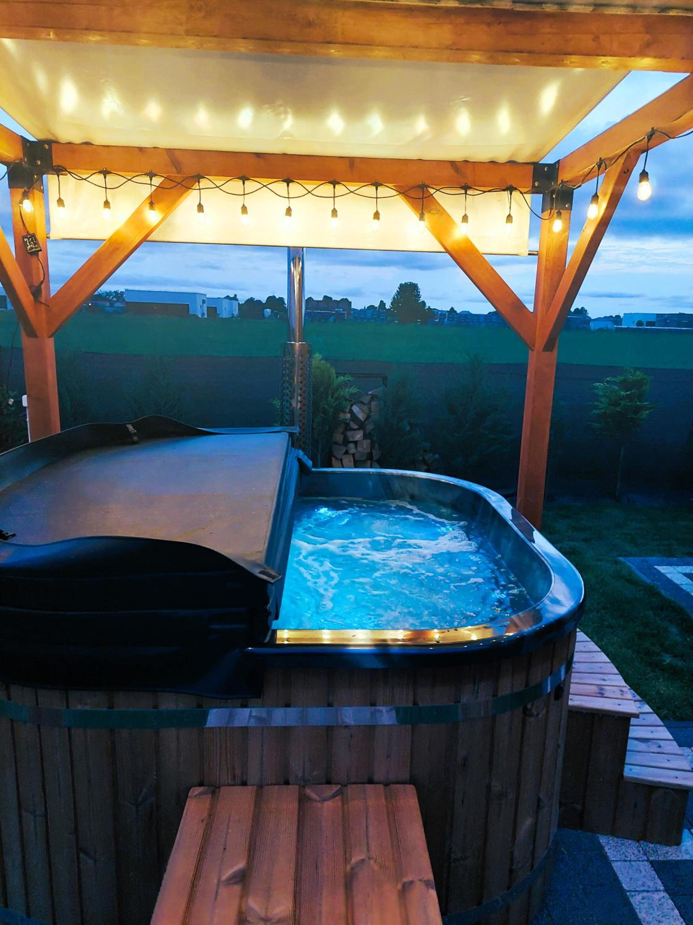 Domek NIVA z Jacuzzi i Widokiem na Zalew