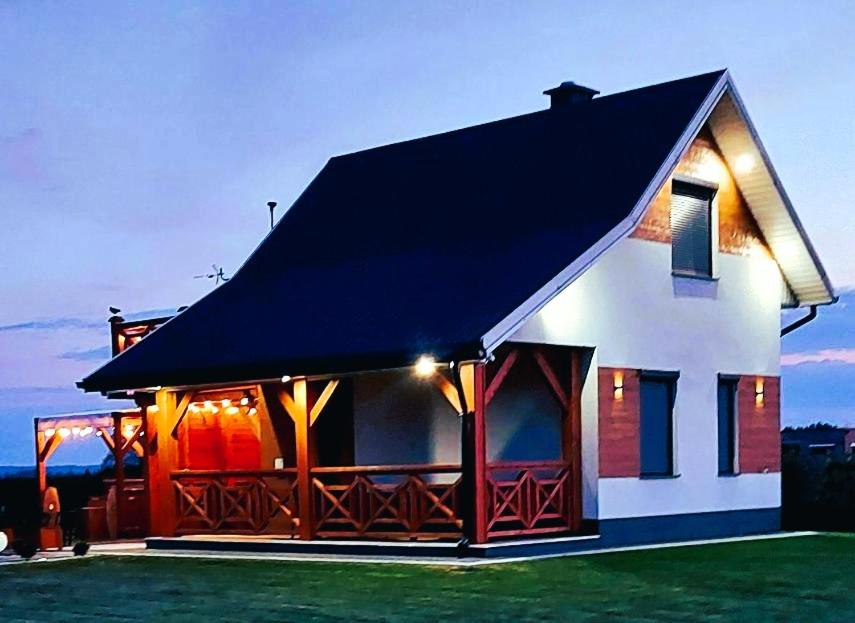 Domek NIVA z Jacuzzi i Widokiem na Zalew