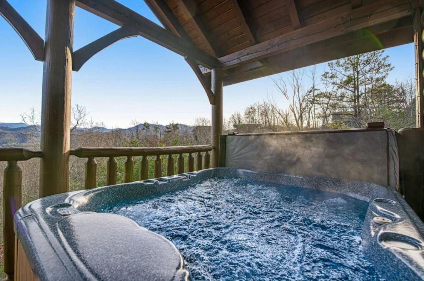 Sawmill Lodge: Hot Tub, Theater, Putt Putt & Views