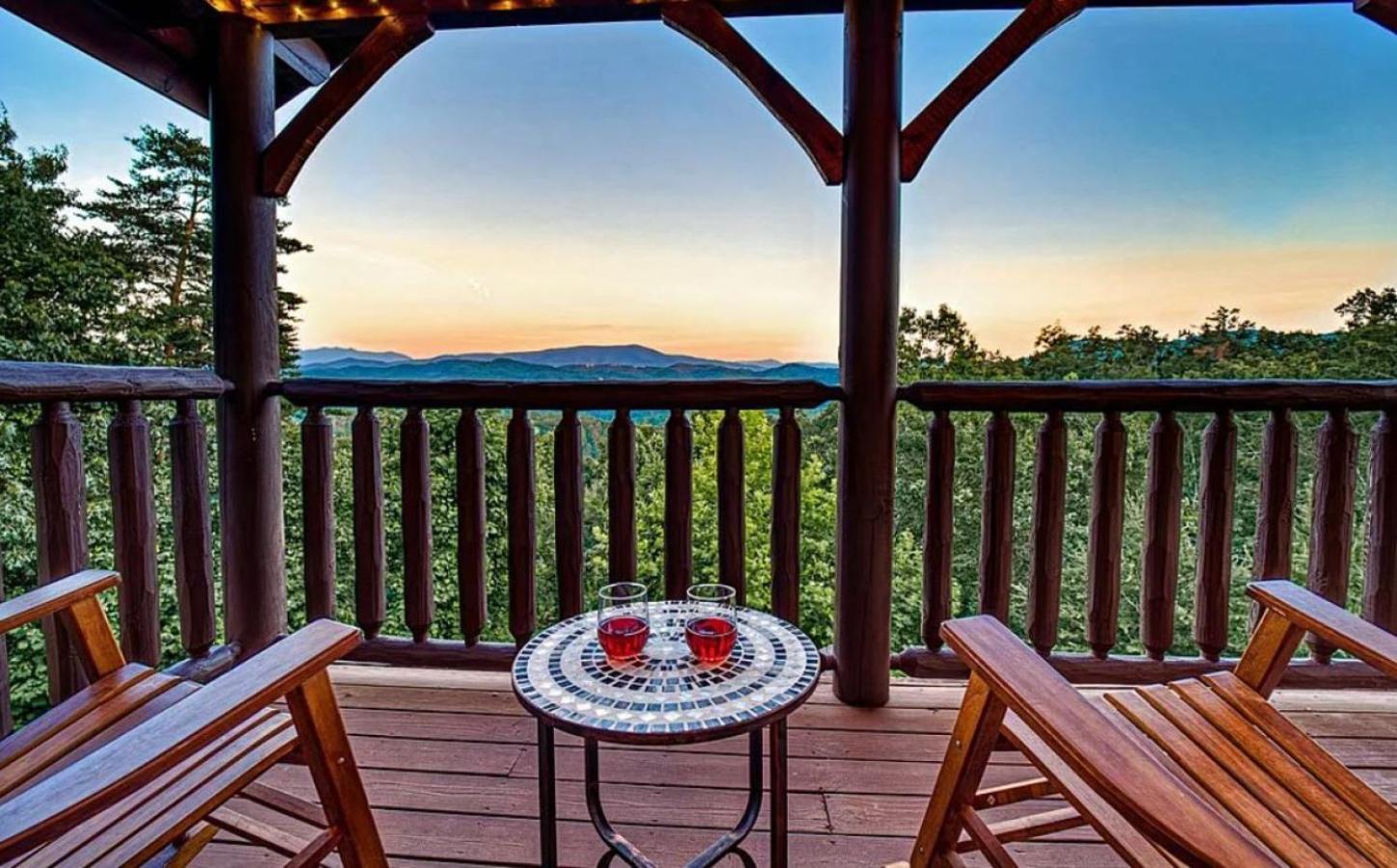 Sawmill Lodge: Hot Tub, Theater, Putt Putt & Views