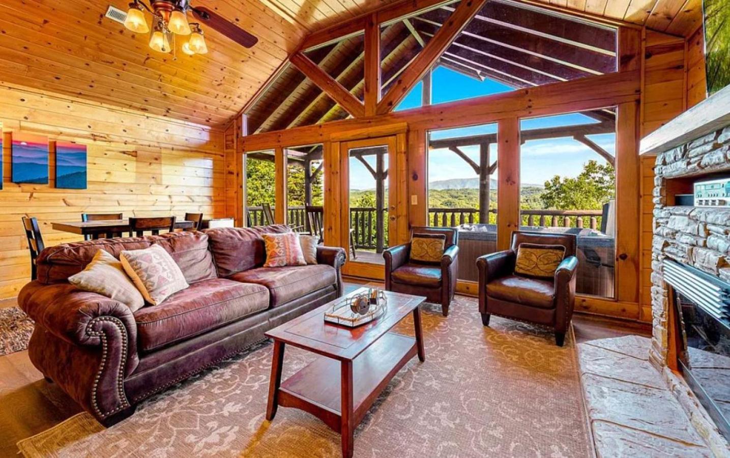 Sawmill Lodge: Hot Tub, Theater, Putt Putt & Views