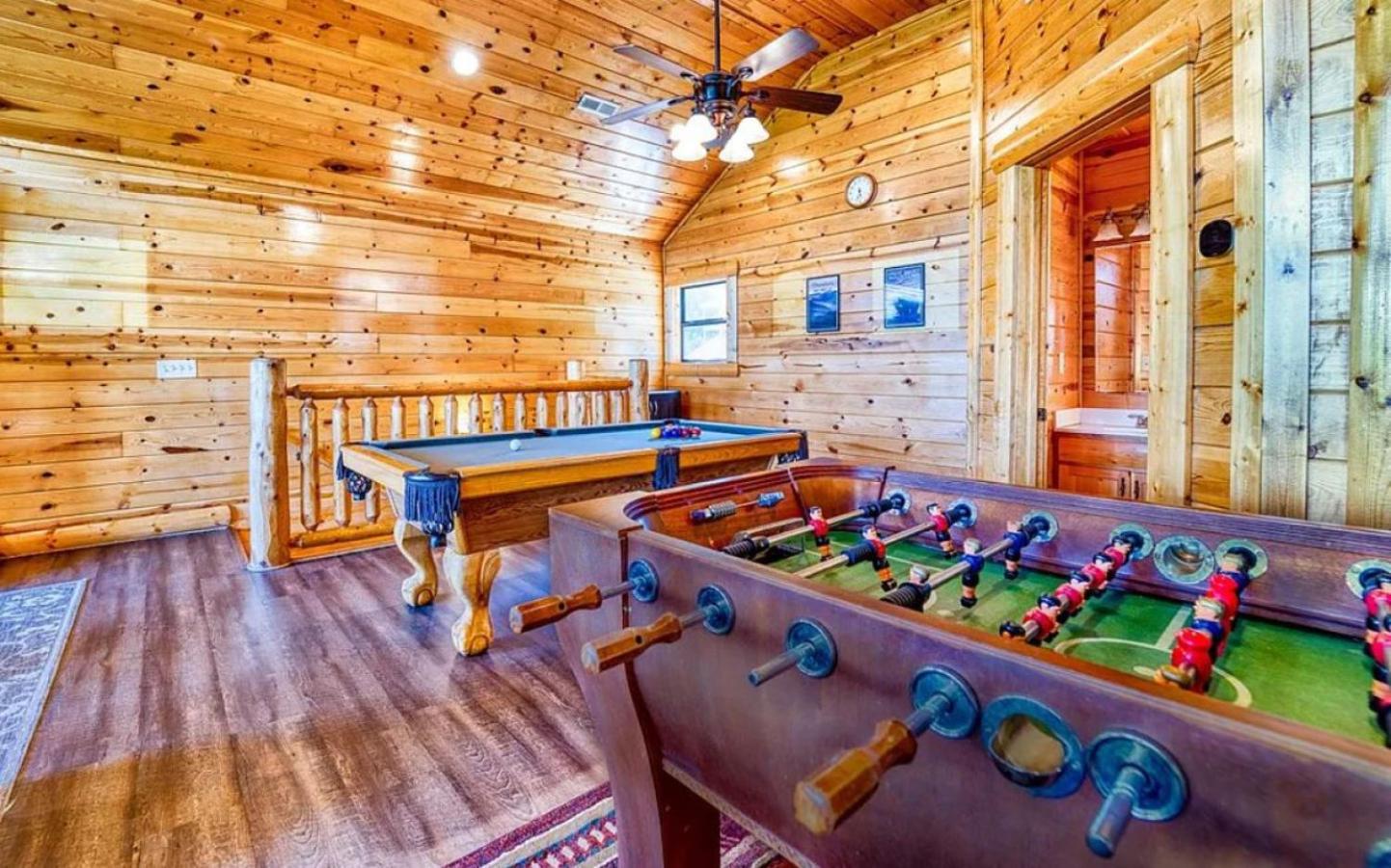 Sawmill Lodge: Hot Tub, Theater, Putt Putt & Views