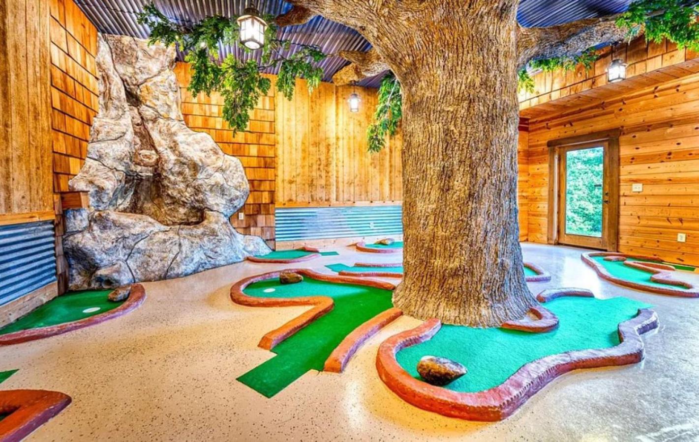 Sawmill Lodge: Hot Tub, Theater, Putt Putt & Views