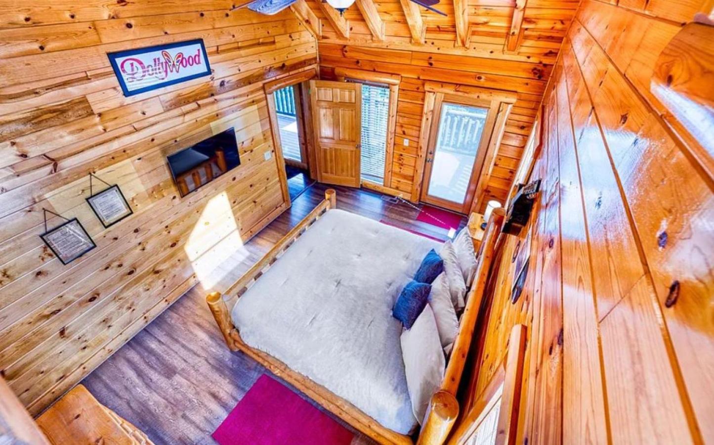Sawmill Lodge: Hot Tub, Theater, Putt Putt & Views