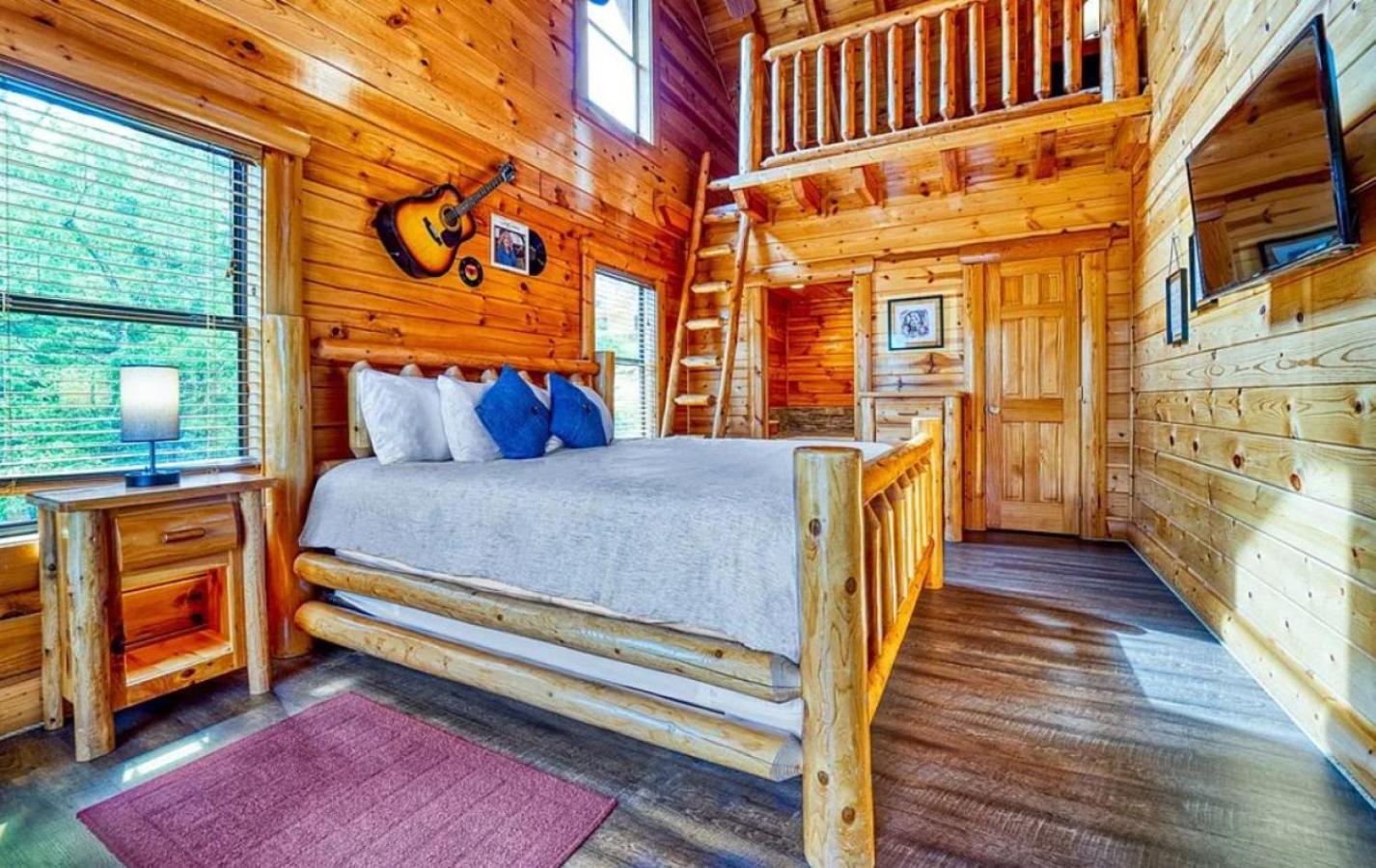 Sawmill Lodge: Hot Tub, Theater, Putt Putt & Views