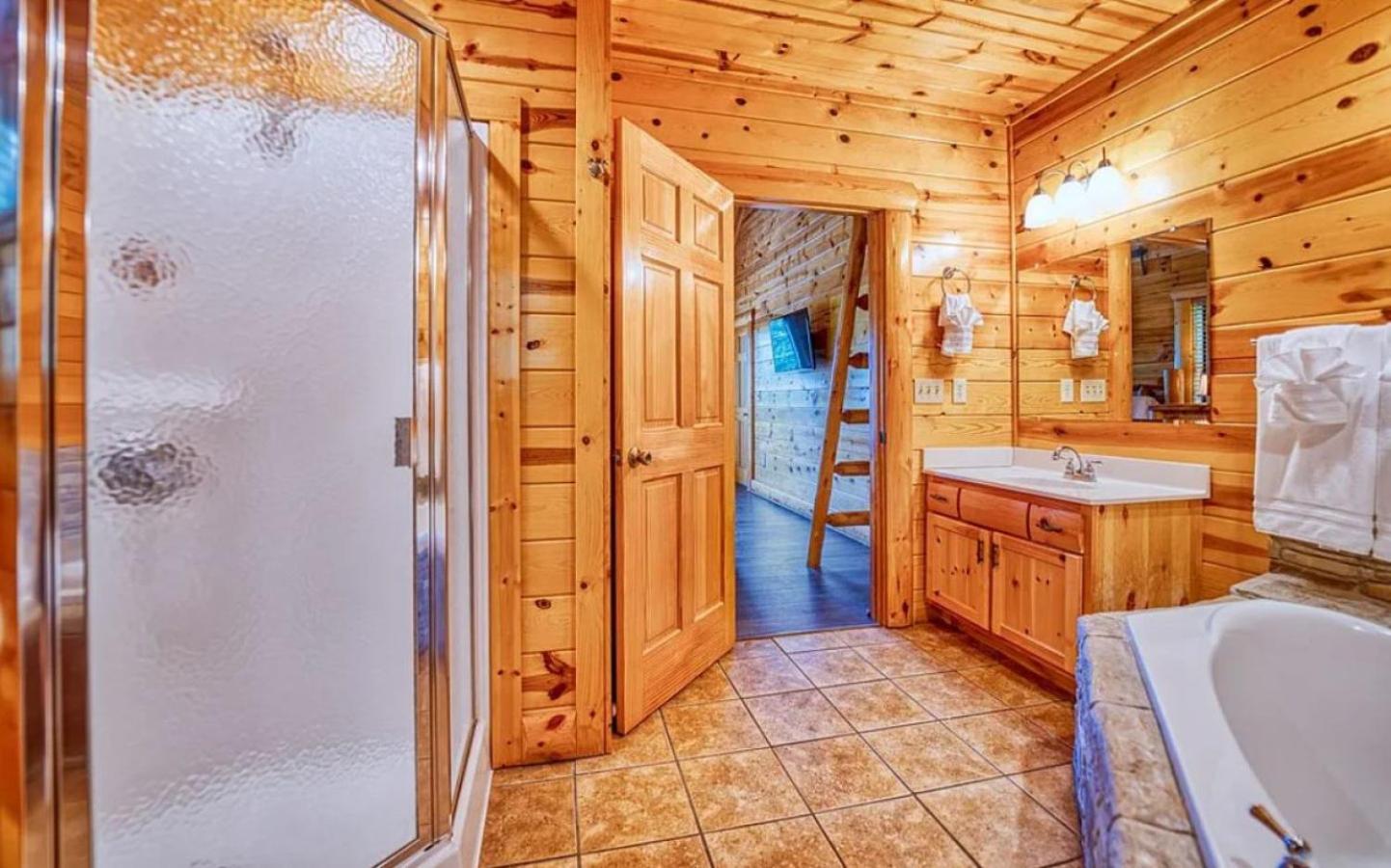 Sawmill Lodge: Hot Tub, Theater, Putt Putt & Views