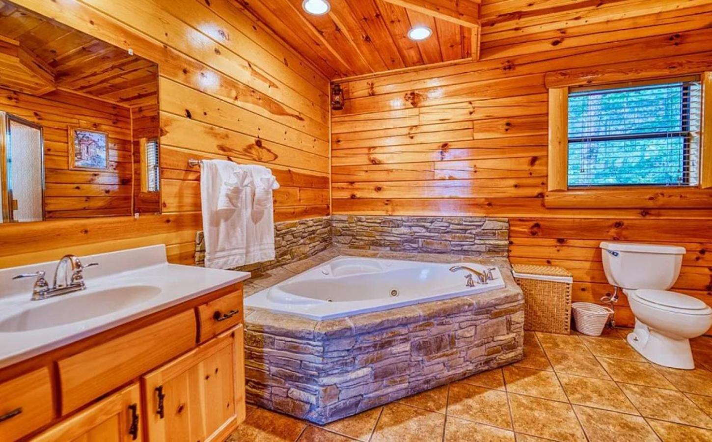 Sawmill Lodge: Hot Tub, Theater, Putt Putt & Views