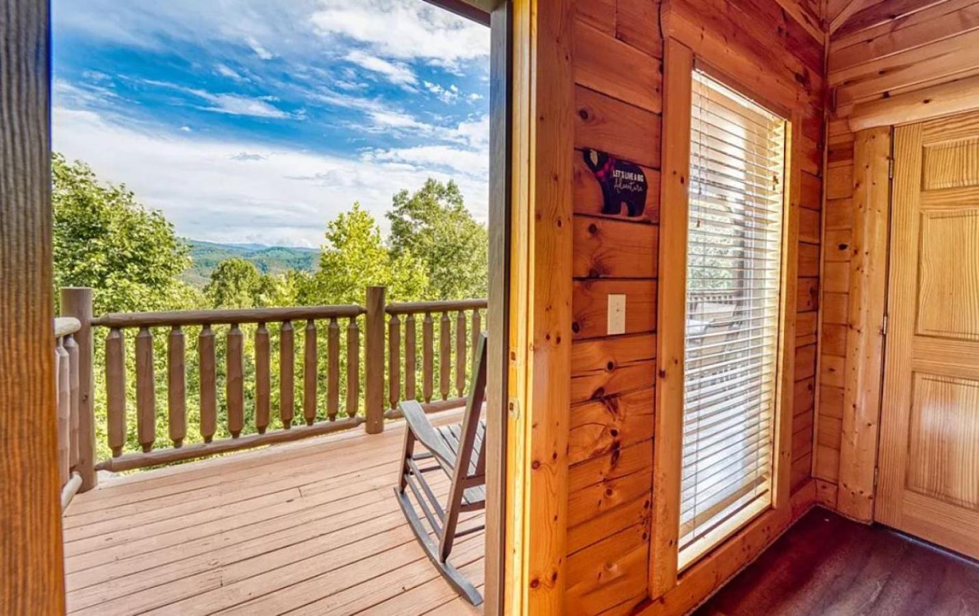 Sawmill Lodge: Hot Tub, Theater, Putt Putt & Views