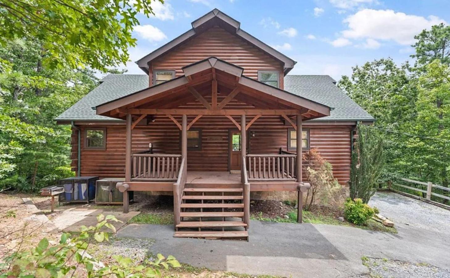 Sawmill Lodge: Hot Tub, Theater, Putt Putt & Views