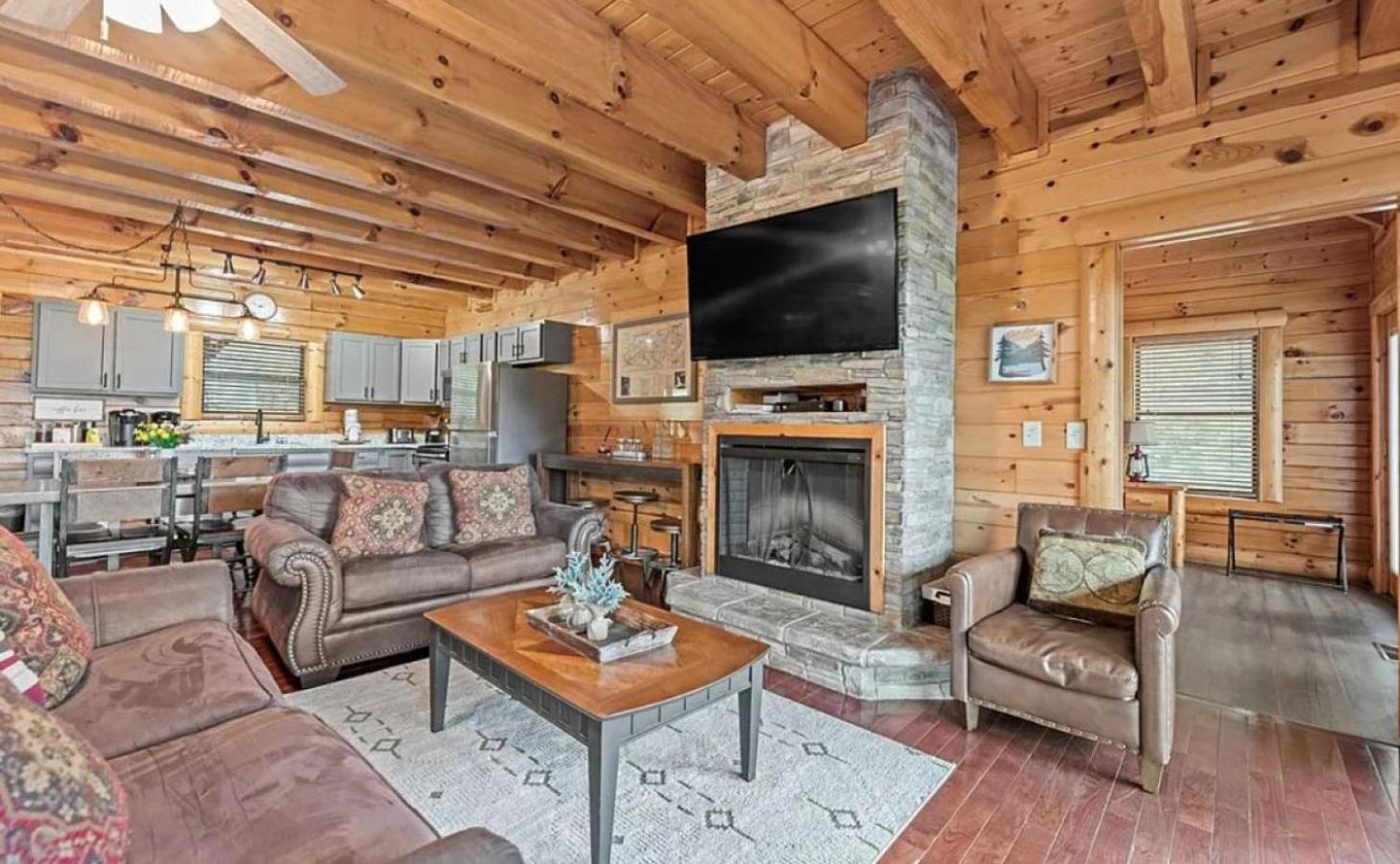 Sawmill Lodge: Hot Tub, Theater, Putt Putt & Views