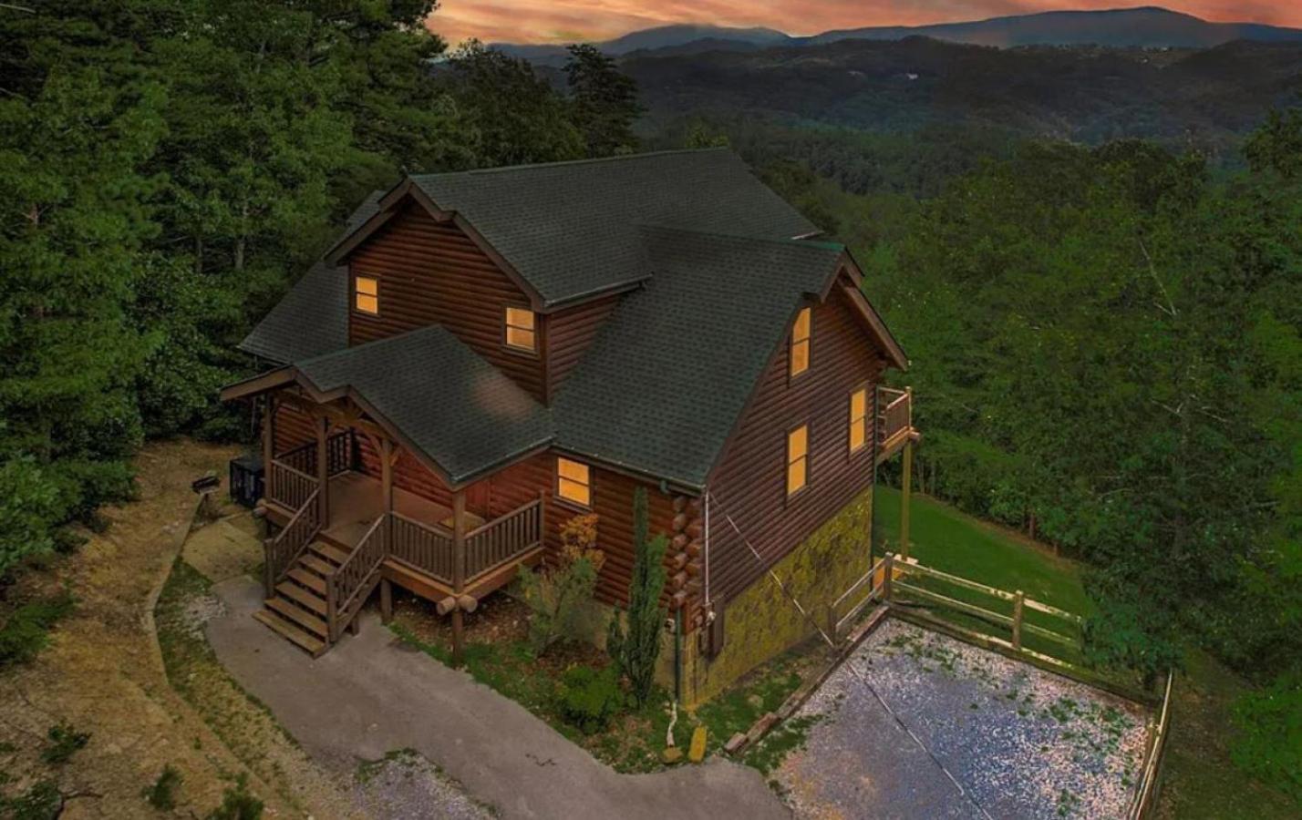 Sawmill Lodge: Hot Tub, Theater, Putt Putt & Views