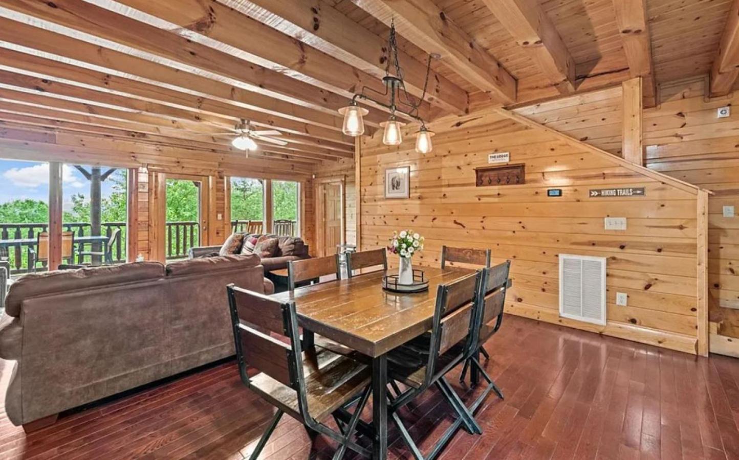 Sawmill Lodge: Hot Tub, Theater, Putt Putt & Views