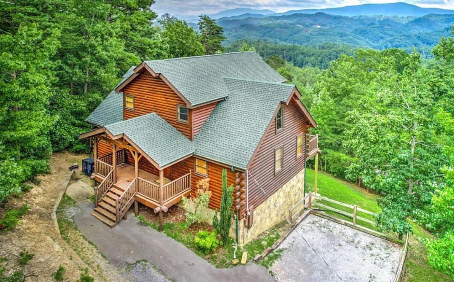 Sawmill Lodge: Hot Tub, Theater, Putt Putt & Views