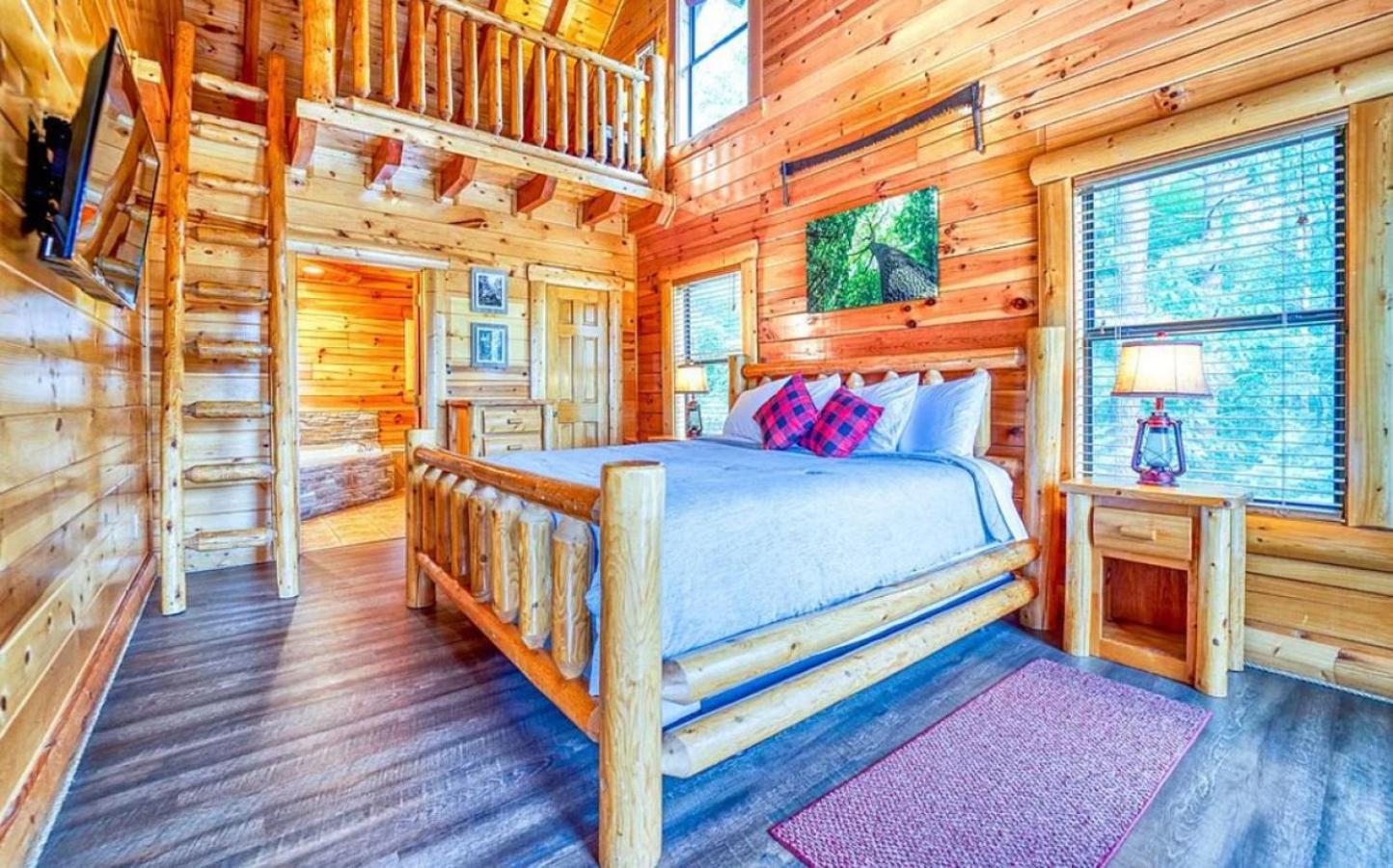 Sawmill Lodge: Hot Tub, Theater, Putt Putt & Views