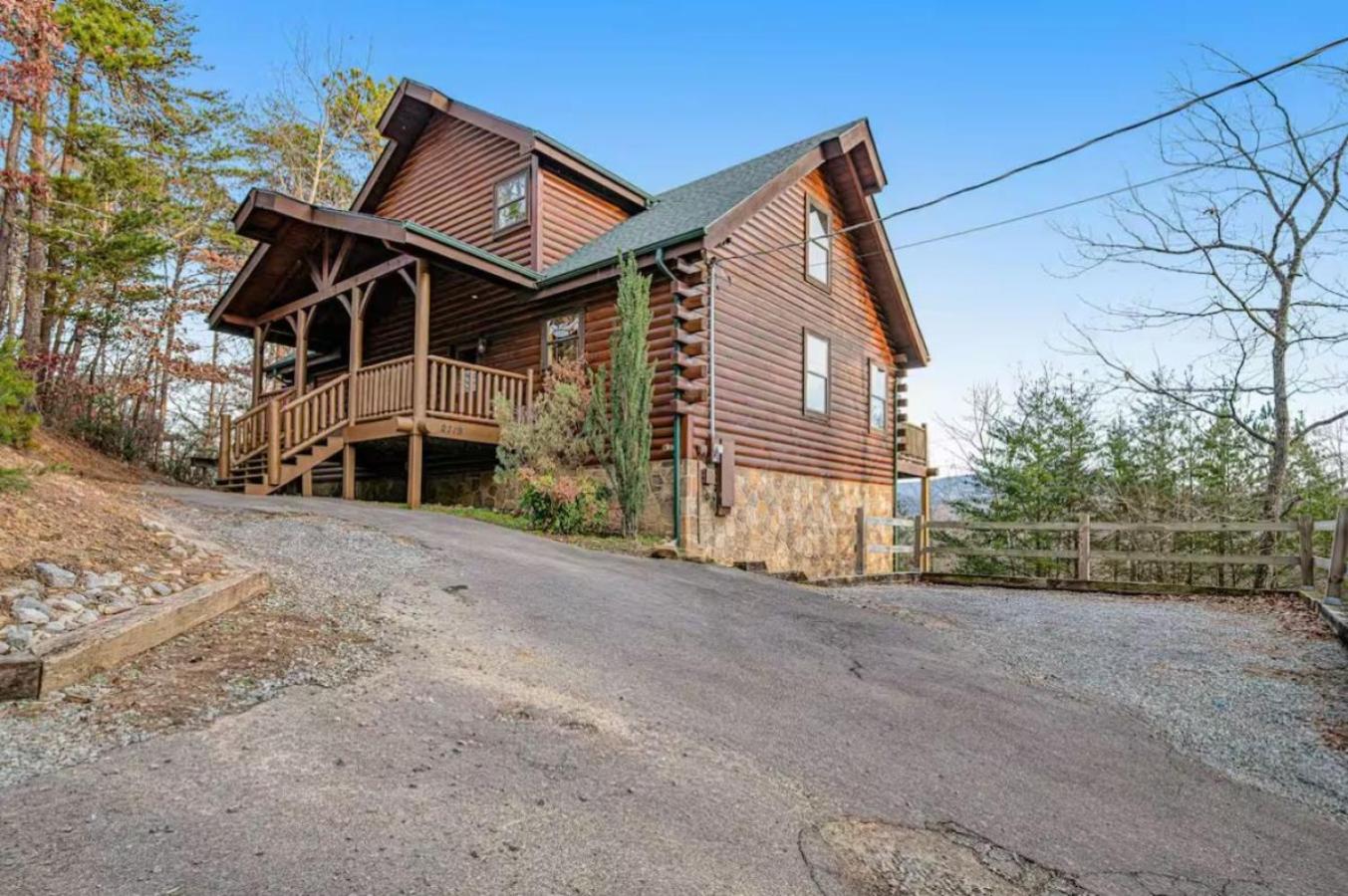 Sawmill Lodge: Hot Tub, Theater, Putt Putt & Views