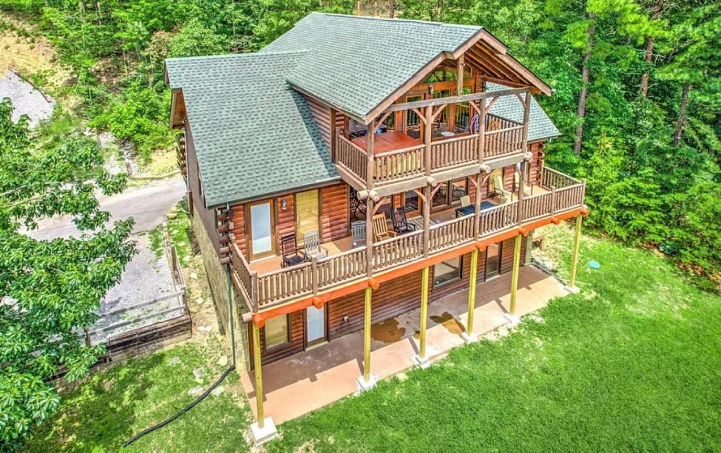 Sawmill Lodge: Hot Tub, Theater, Putt Putt & Views