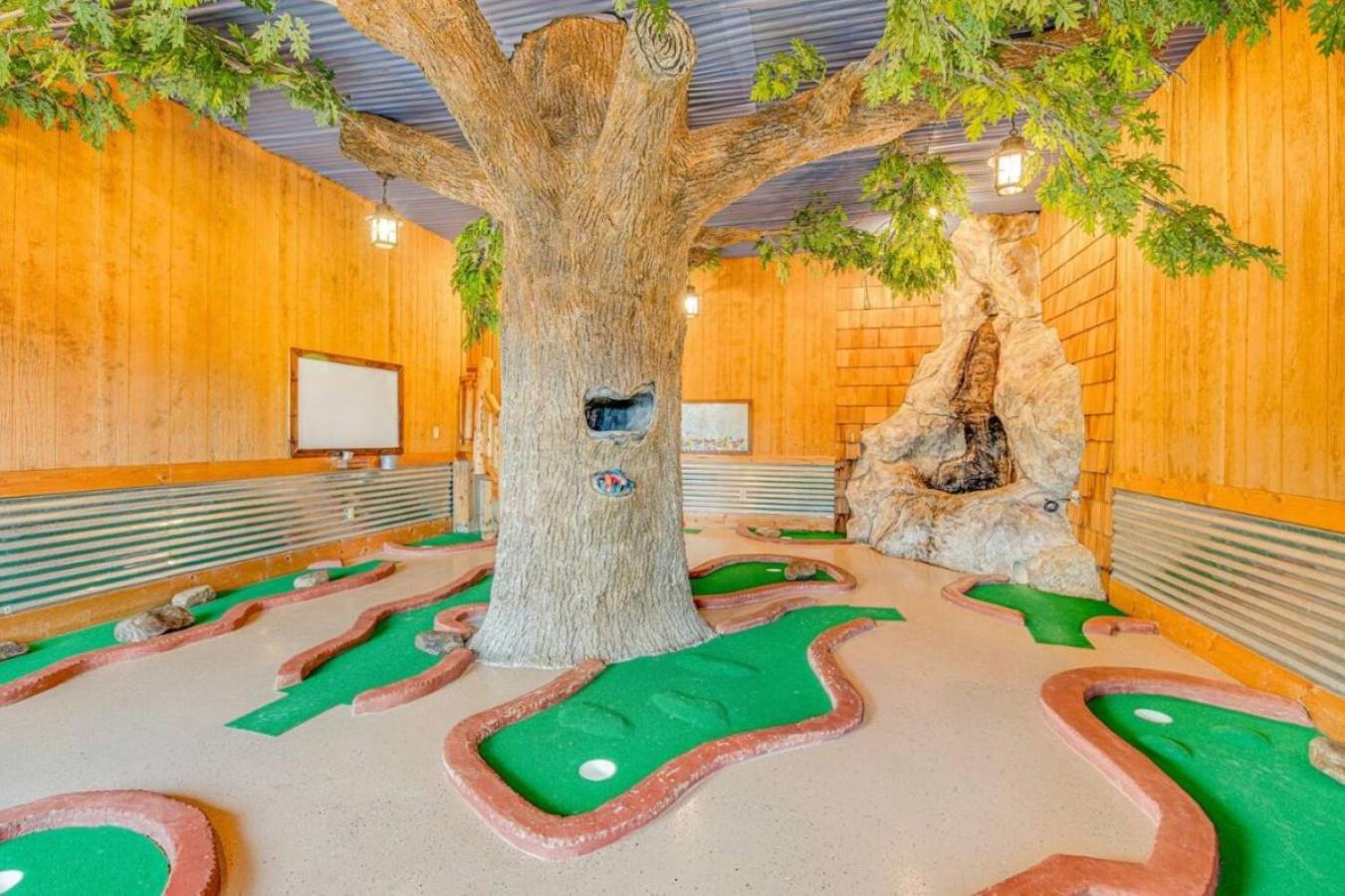 Sawmill Lodge: Hot Tub, Theater, Putt Putt & Views