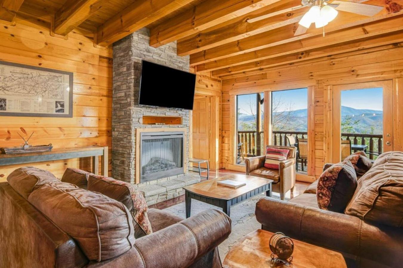 Sawmill Lodge: Hot Tub, Theater, Putt Putt & Views