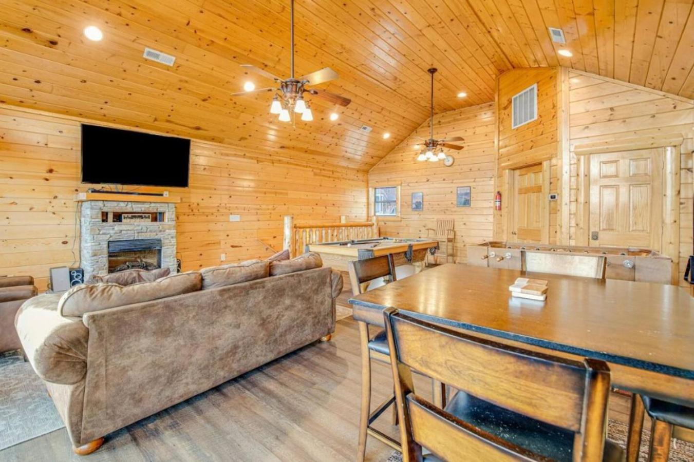 Sawmill Lodge: Hot Tub, Theater, Putt Putt & Views