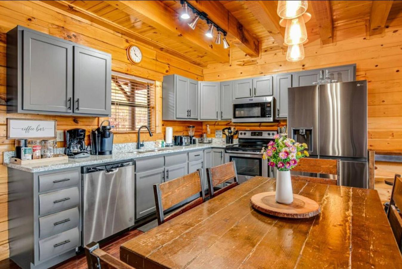 Sawmill Lodge: Hot Tub, Theater, Putt Putt & Views