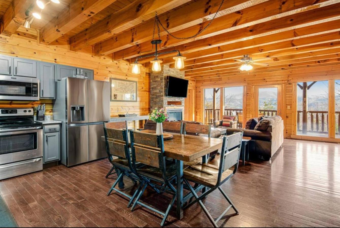 Sawmill Lodge: Hot Tub, Theater, Putt Putt & Views