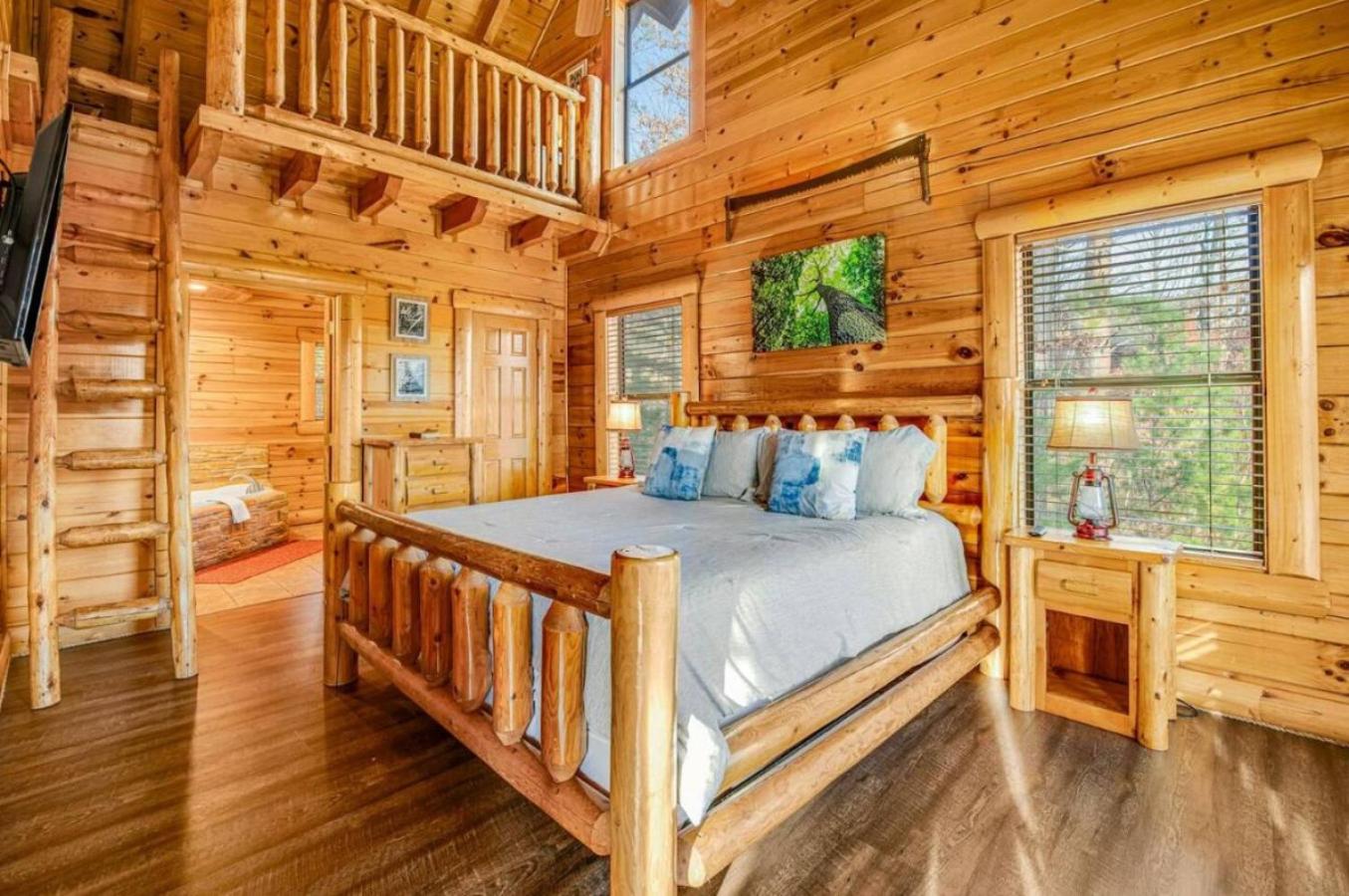 Sawmill Lodge: Hot Tub, Theater, Putt Putt & Views