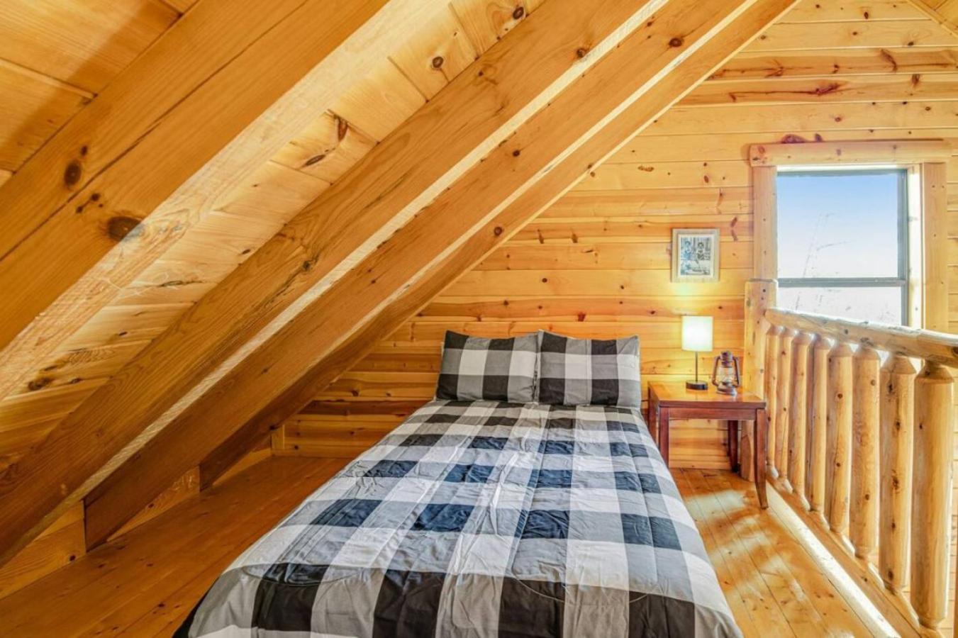 Sawmill Lodge: Hot Tub, Theater, Putt Putt & Views
